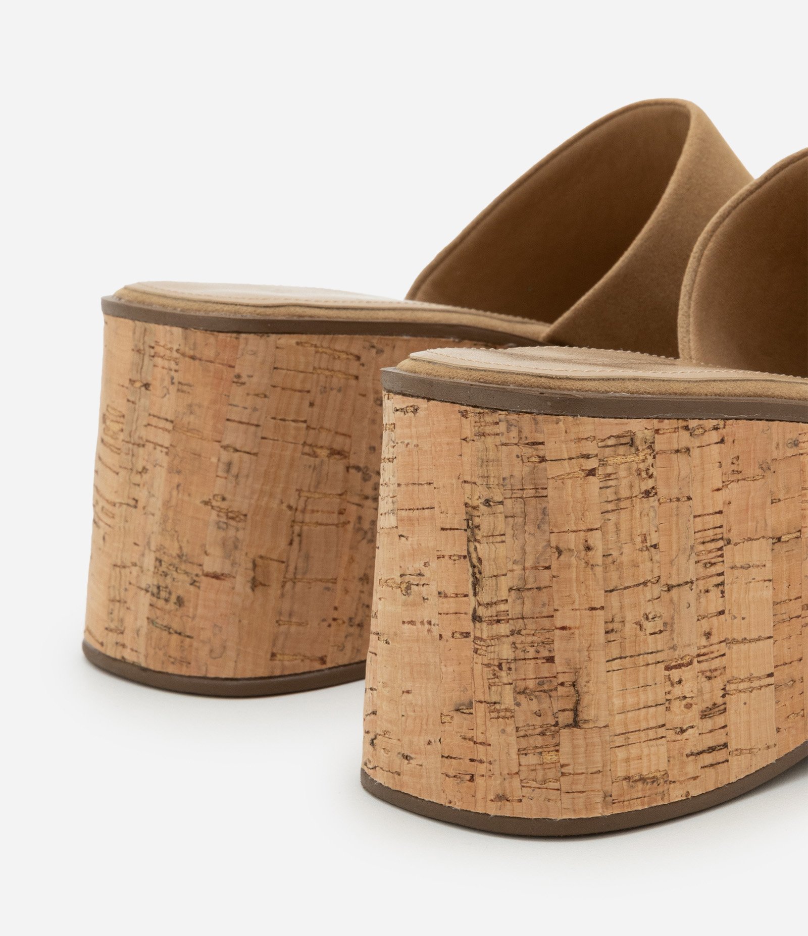 Sandália Plataforma com Efeito Camurça e Salto com Textura Marrom 5