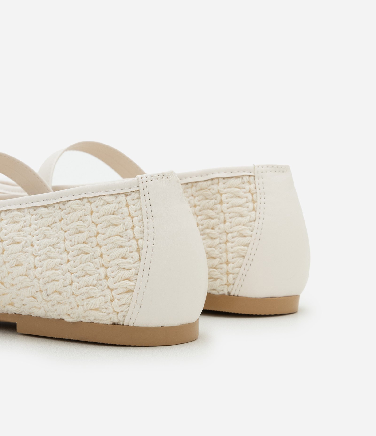 Sapatilha com Efeito Crochê e Fivela Lateral Branco 5