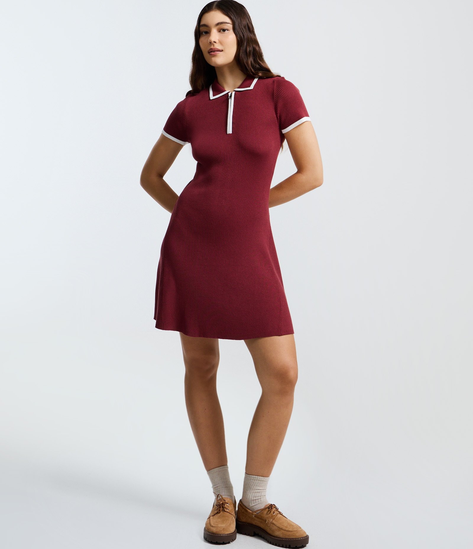 Vestido Curto em Tricô com Gola Polo e Viés Contrastantes Vermelho 2