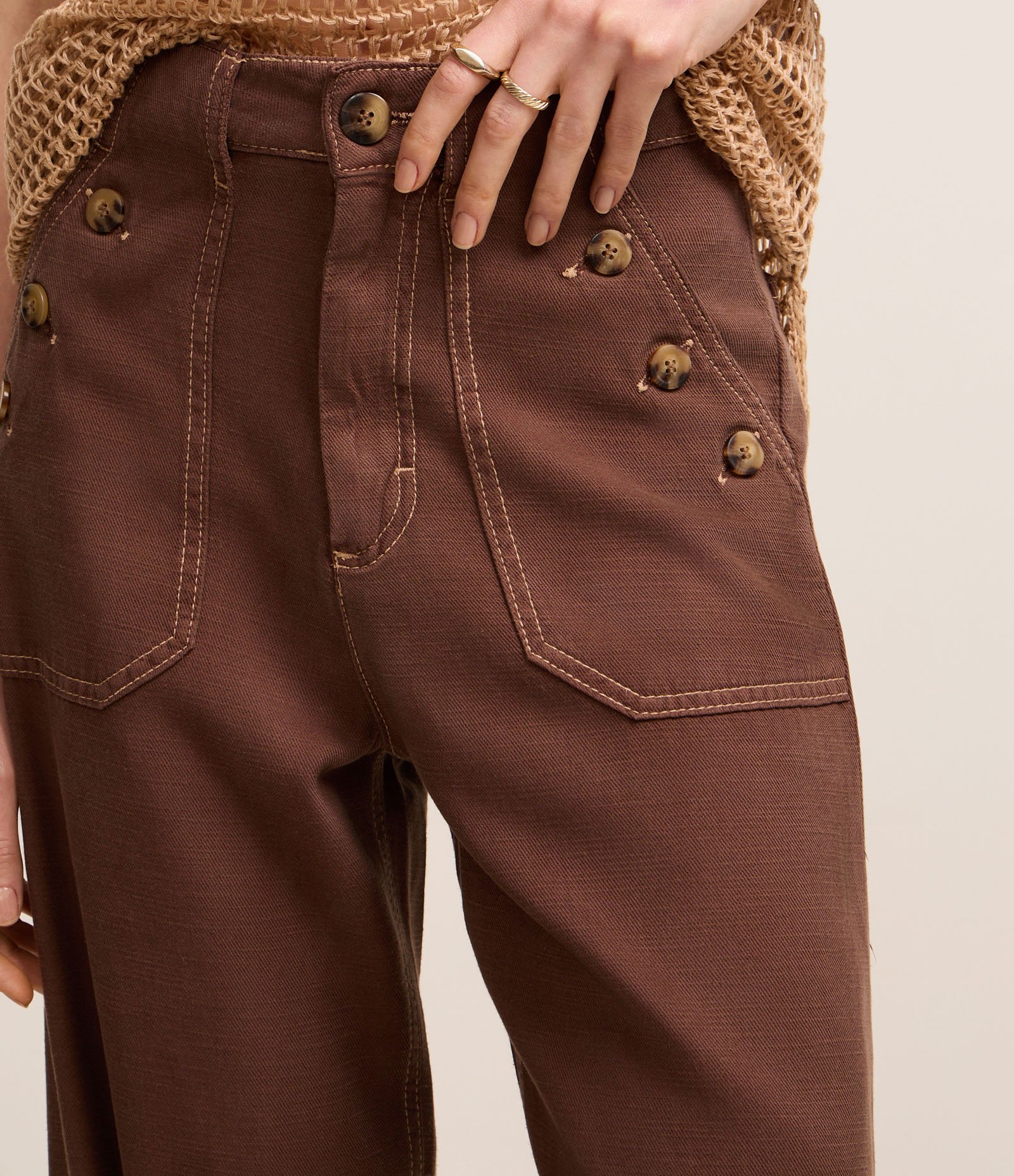 Calça Wide Leg em Sarja com Bolso Carpinteiro Marrom 4