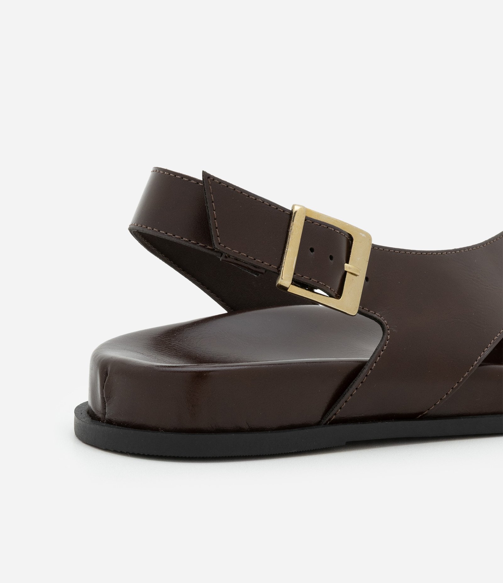 Sandália Rasteira Sport com Detalhes Assimétricos e Fivela Contrastante Marrom 4