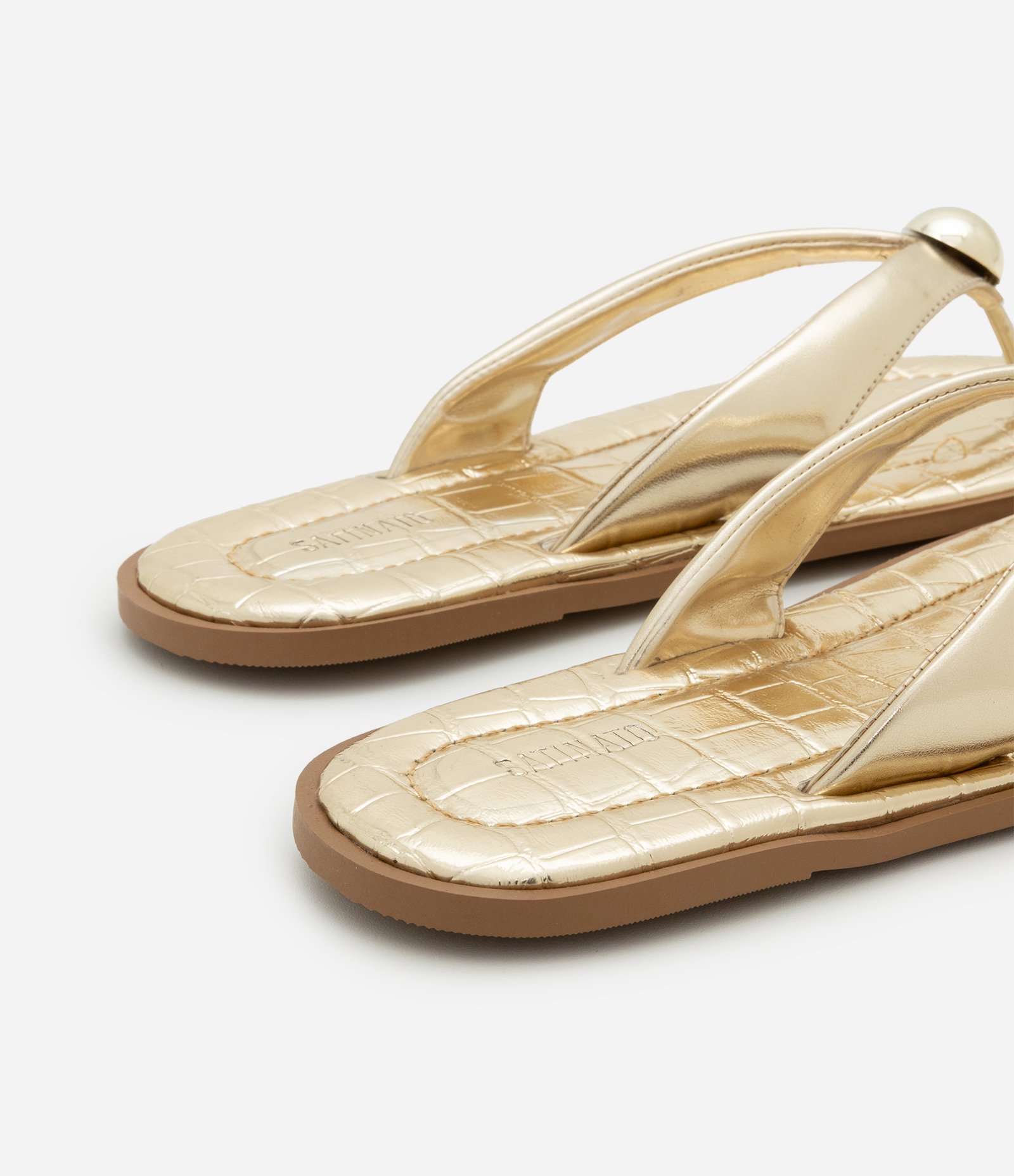 Sandália Rasteira Chinelo com Maxi Esfera e Textura Croco Dourado 4