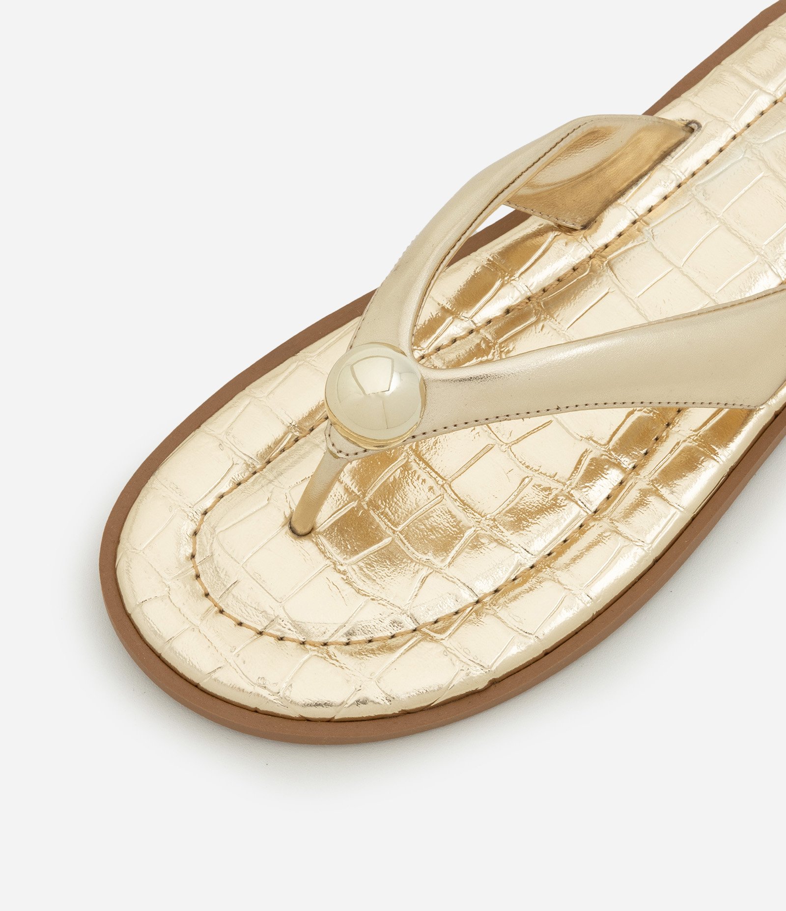 Sandália Rasteira Chinelo com Maxi Esfera e Textura Croco Dourado 5