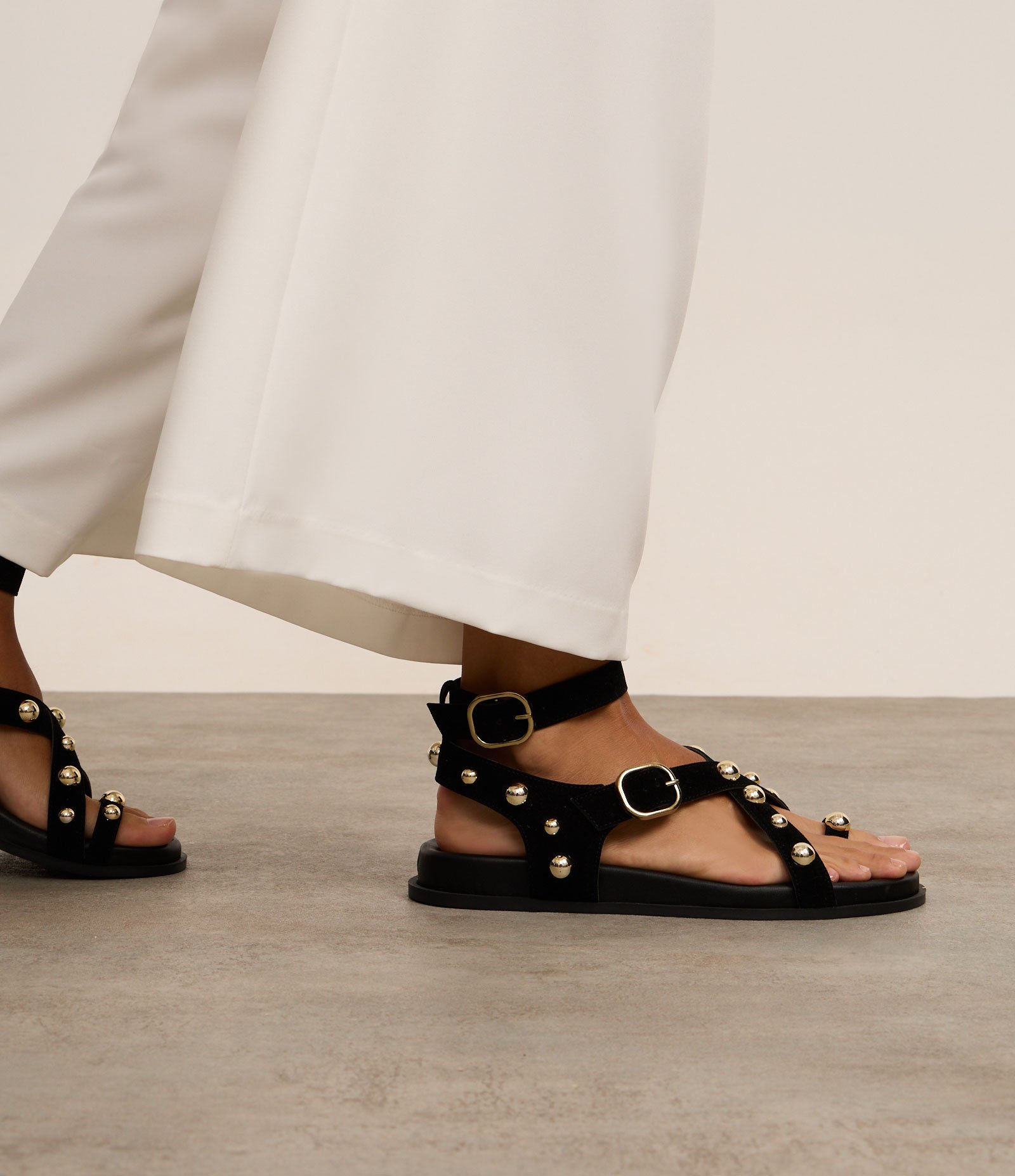 Sandália Rasteira Sport Sandal com Dedeira e Esferas Aplicadas Preto 2