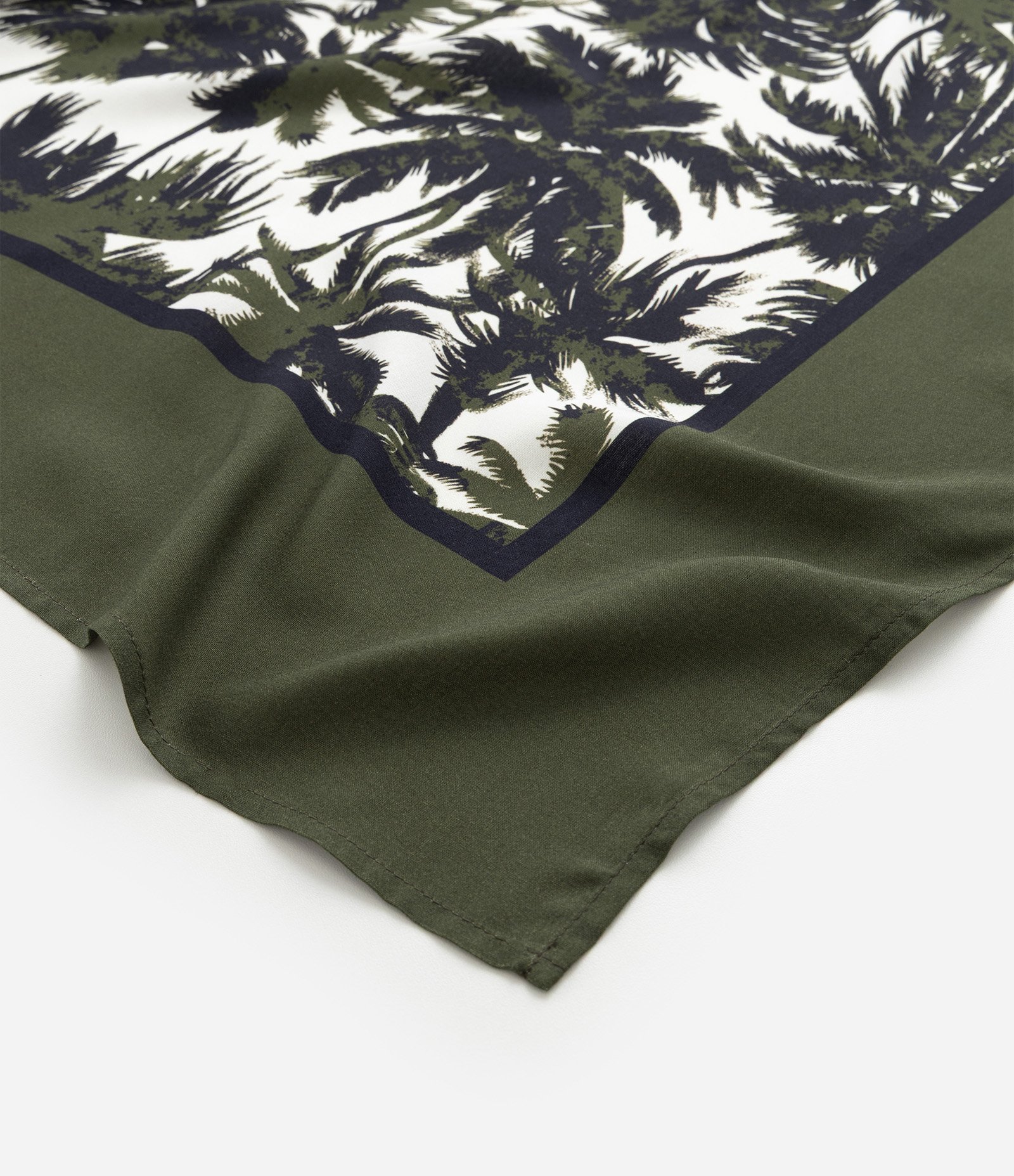 Canga Retangular em Chalis com Estampa de Coqueiros Verde 3