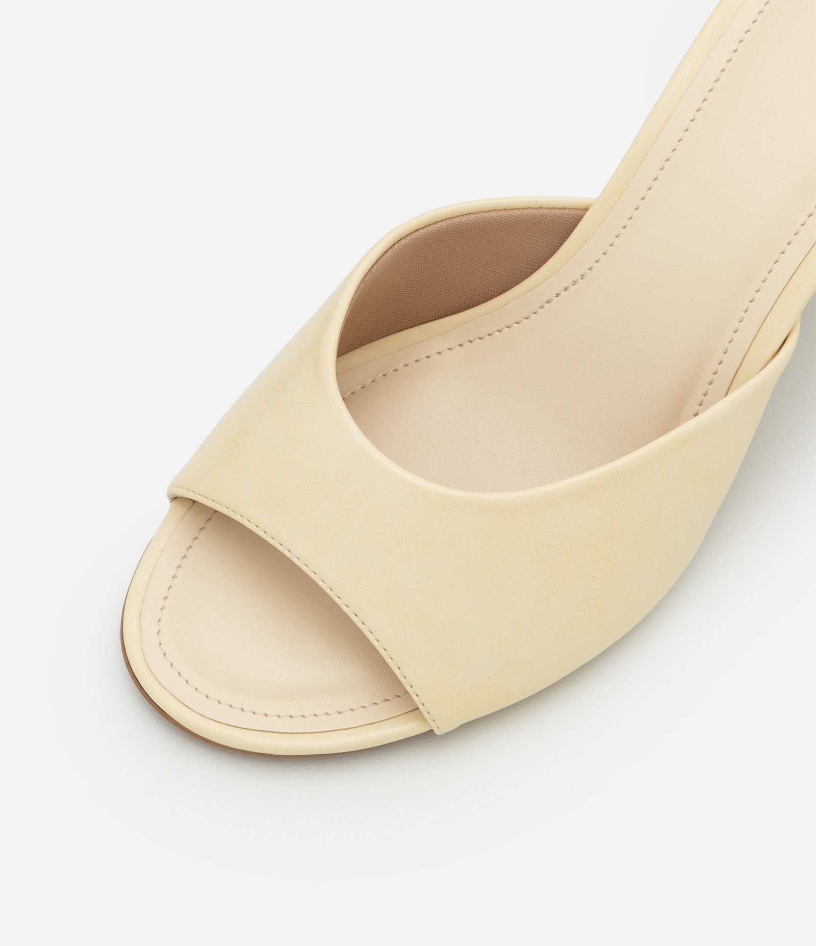 Sandália Mule com Bico Redondo e Salto Fino Amarelo 3