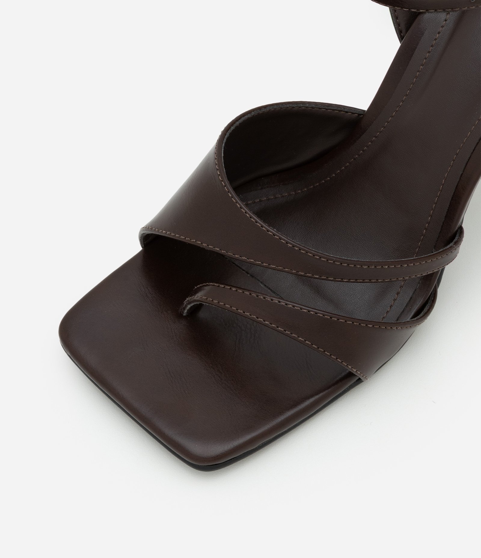 Sandália de Tiras Assimétrica com Bico Quadrado Marrom 4