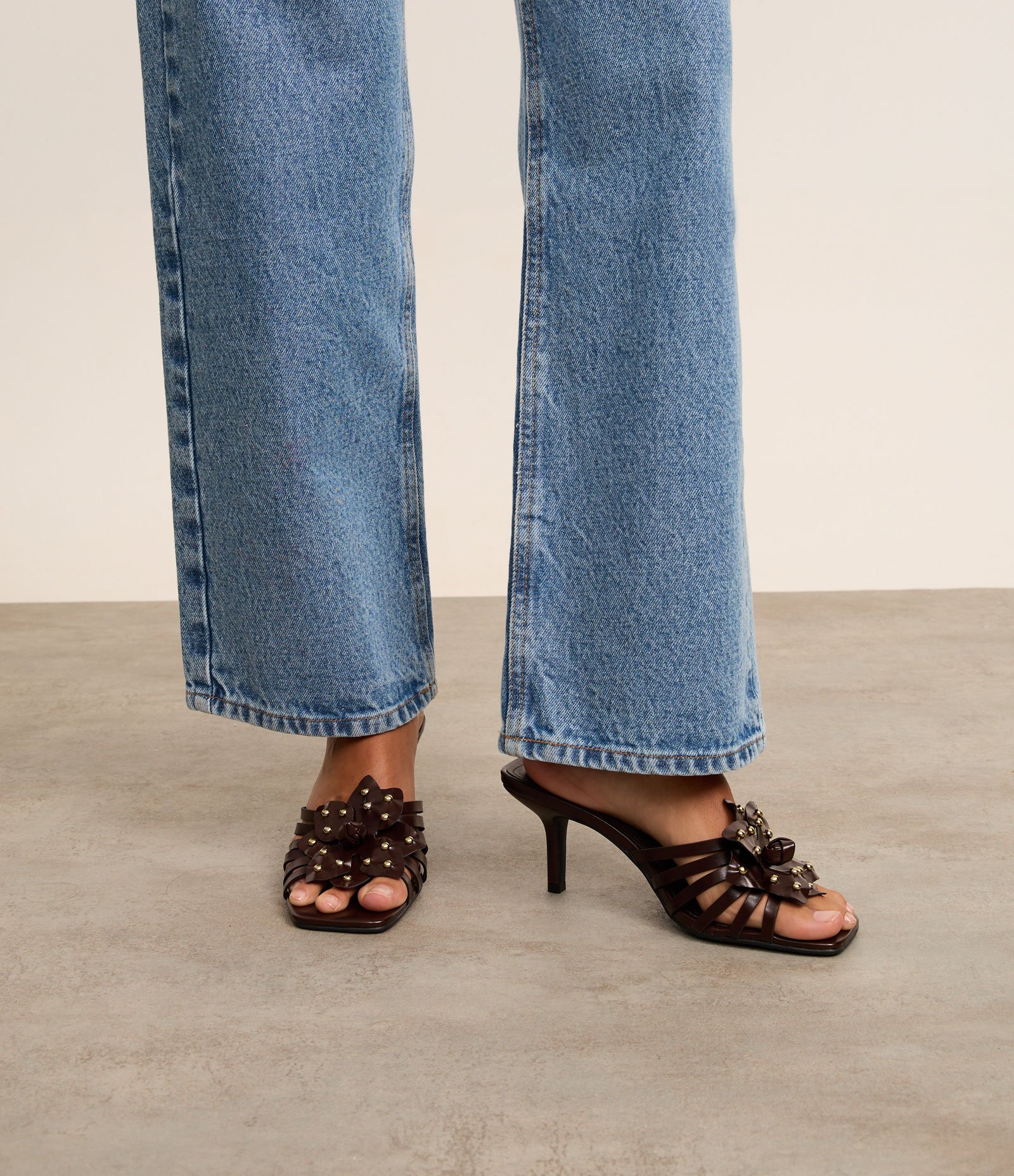 Sandália Mule com Flor e Strass Marrom 6