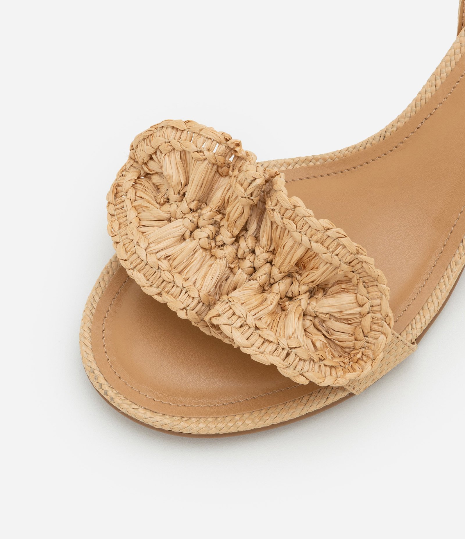 Sandália Kitten Heel com Babado em Efeito Ráfia Bege 5