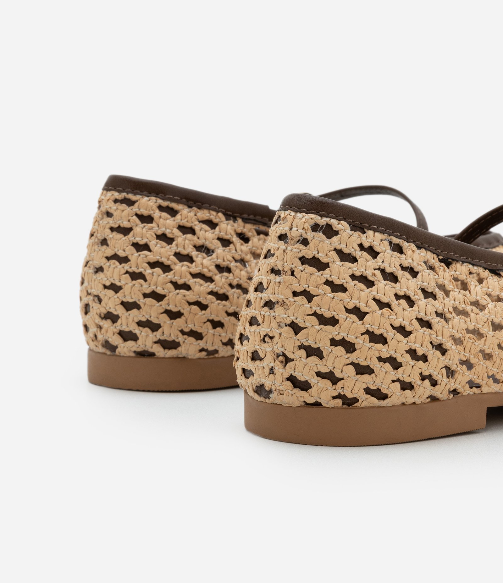 Sapatilha com Efeito Ráfia e Detalhes Contrastantes Bege 7