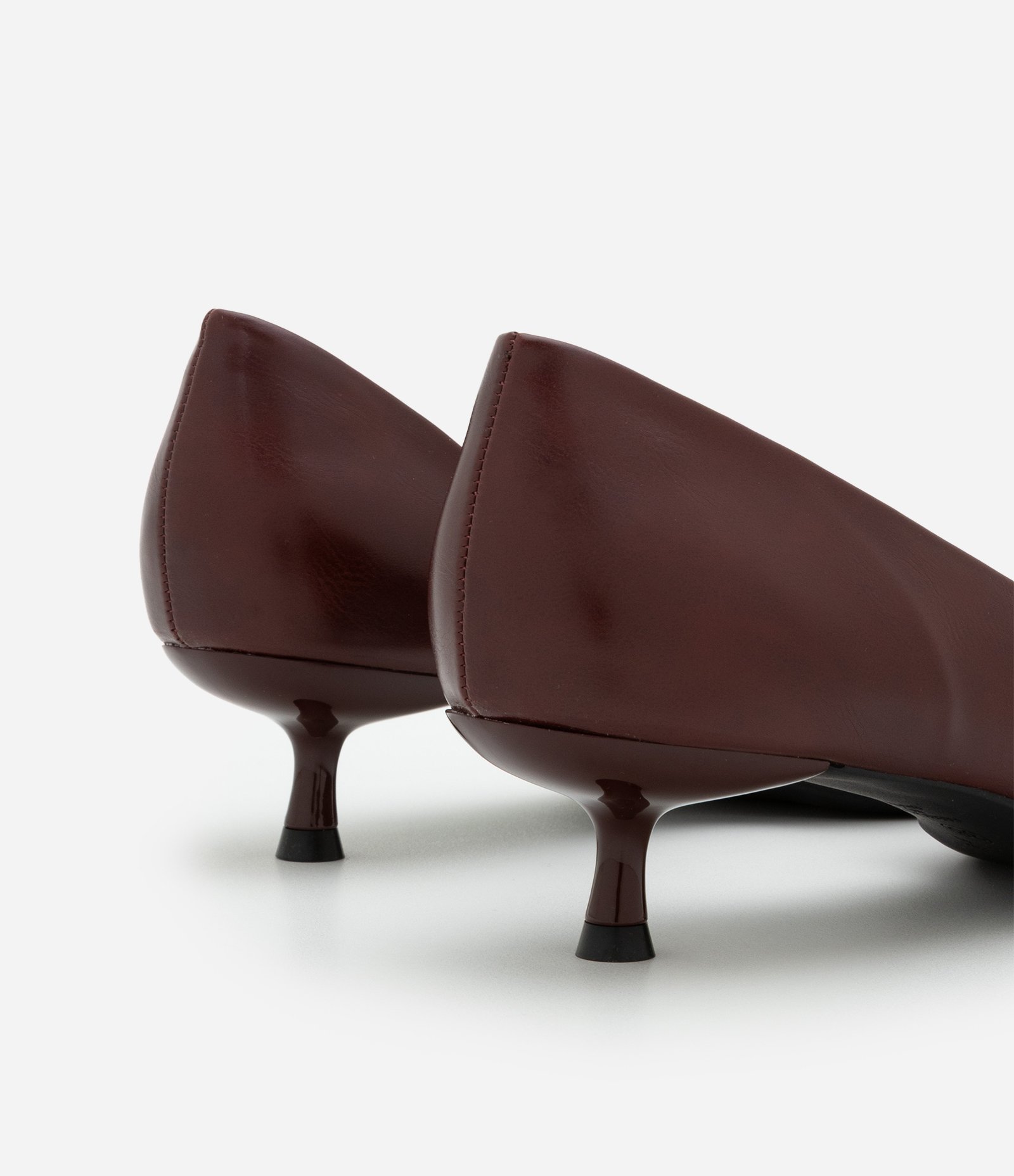 Sapato Scarpin com Bico Fino e Lateral Assimétrica Vinho 4