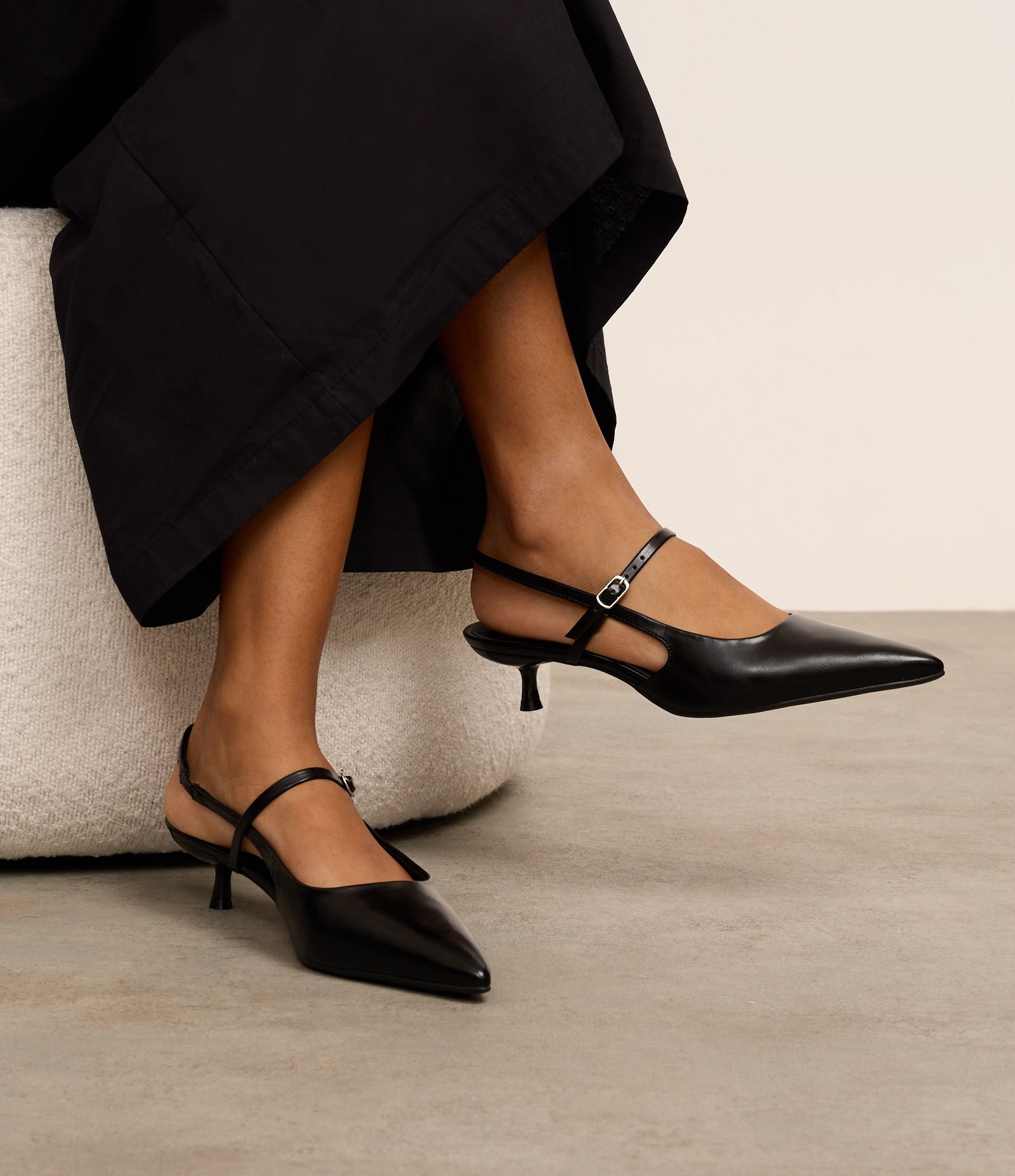 Sapato Scarpin Slingback com Tiras e Fivela Preto 2