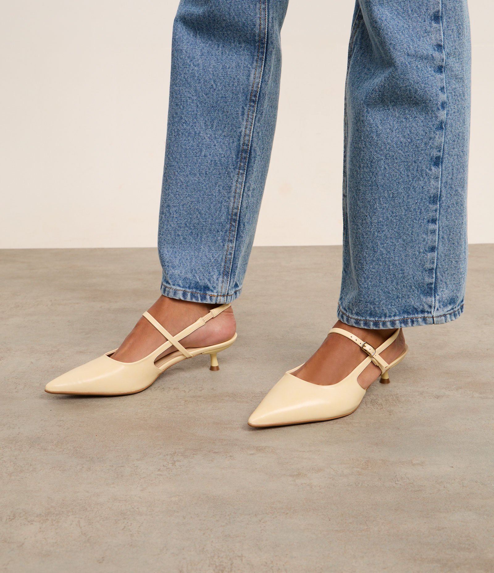 Sapato Scarpin Slingback com Tiras e Fivela Amarelo 2