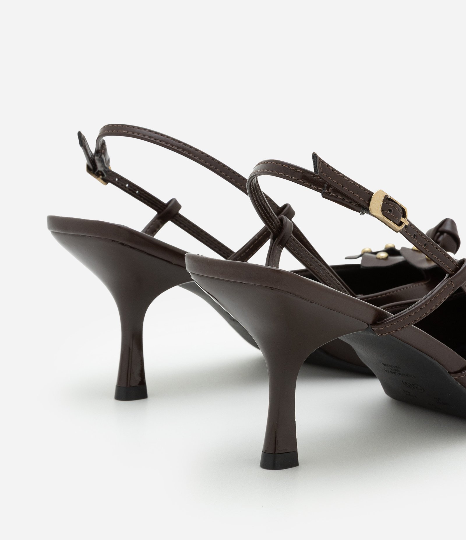 Sapato Slingaback com Flor e Cravinhos Marrom 4