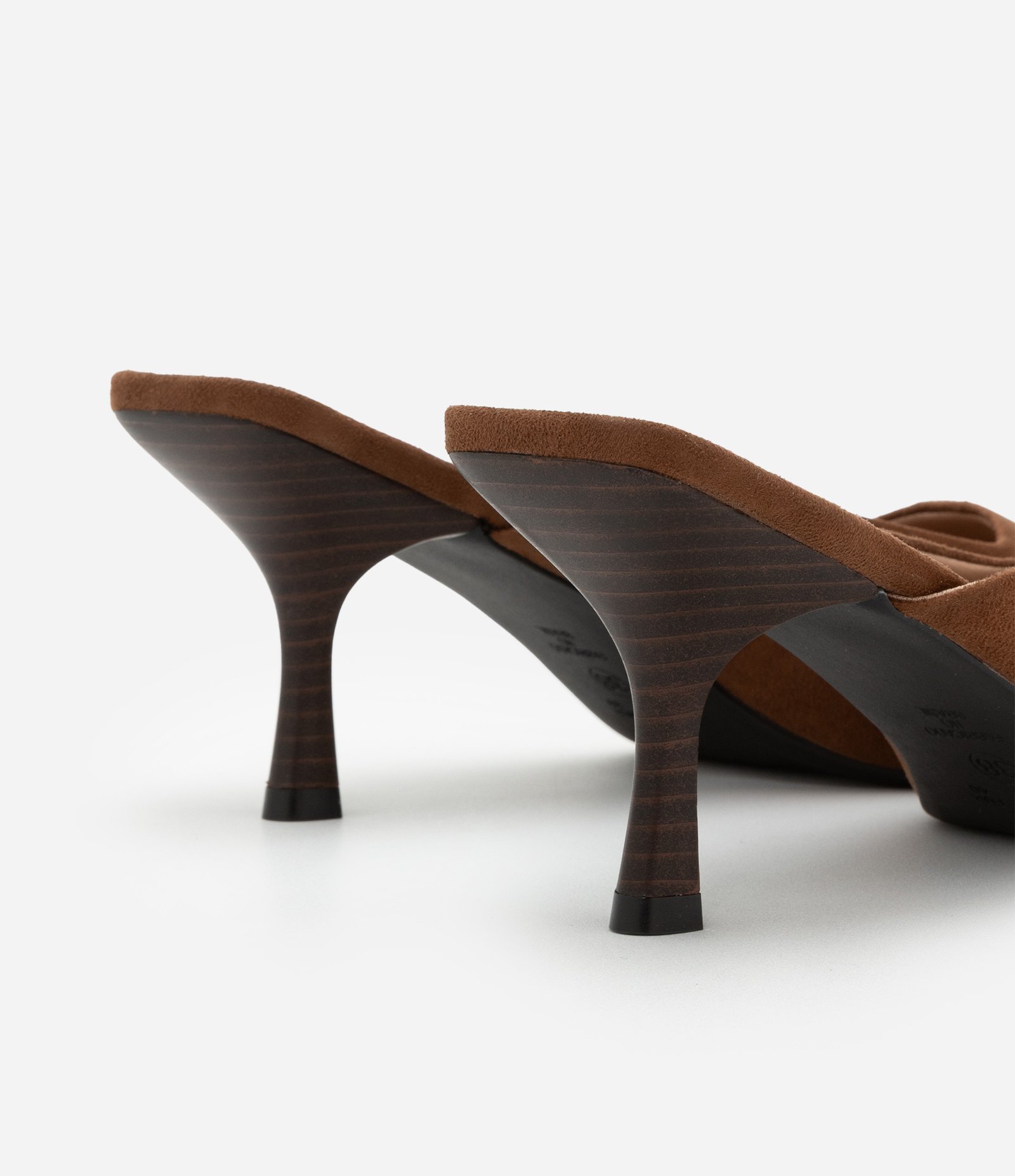 Sapato Scarpin Mule com Efeito Camurça Marrom 3