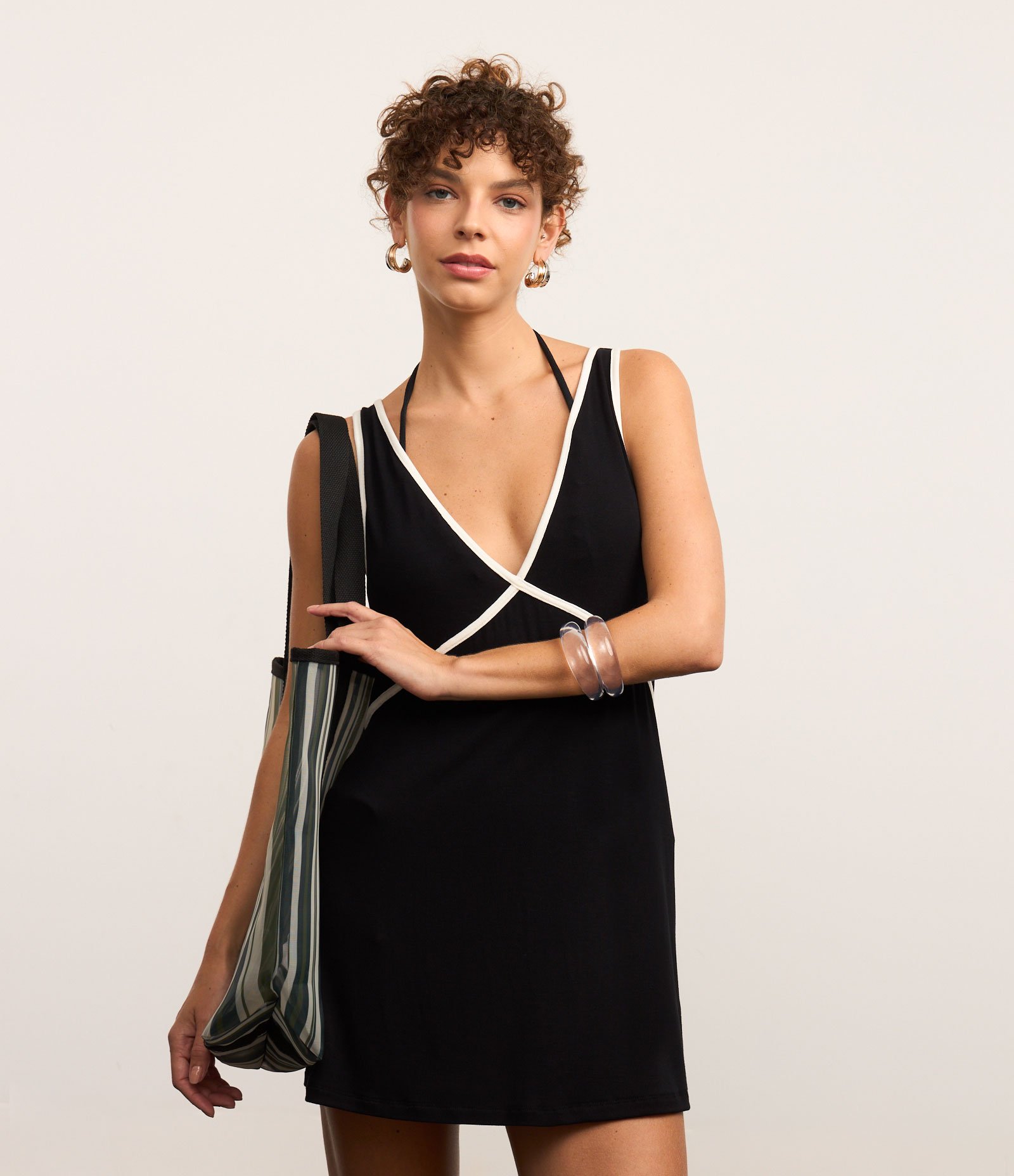 Saída de Praia Vestido em Viscose com Viés Contrastante Preto 3