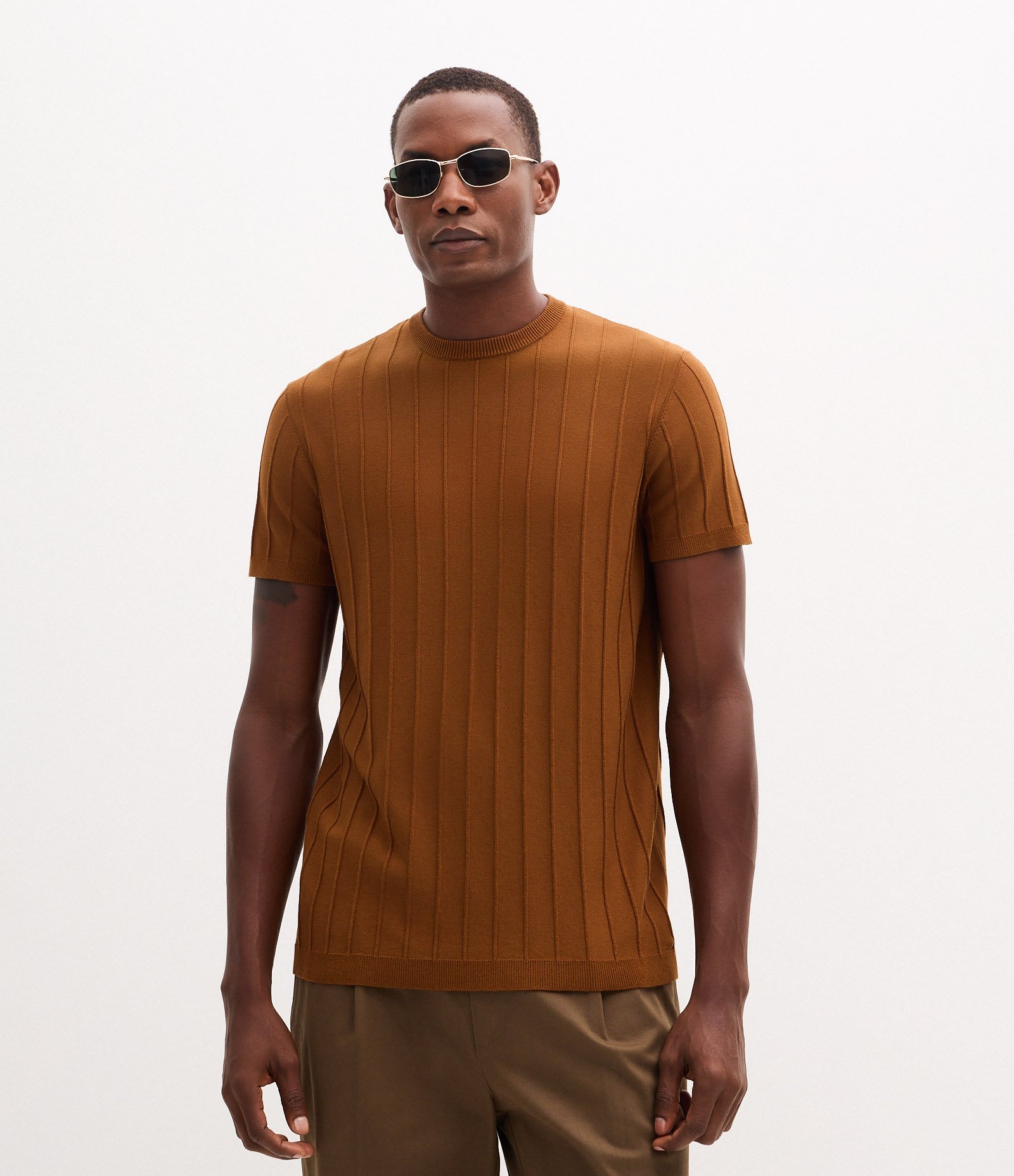 Camiseta Slim em Tricô com Relevos Verticais Marrom 1