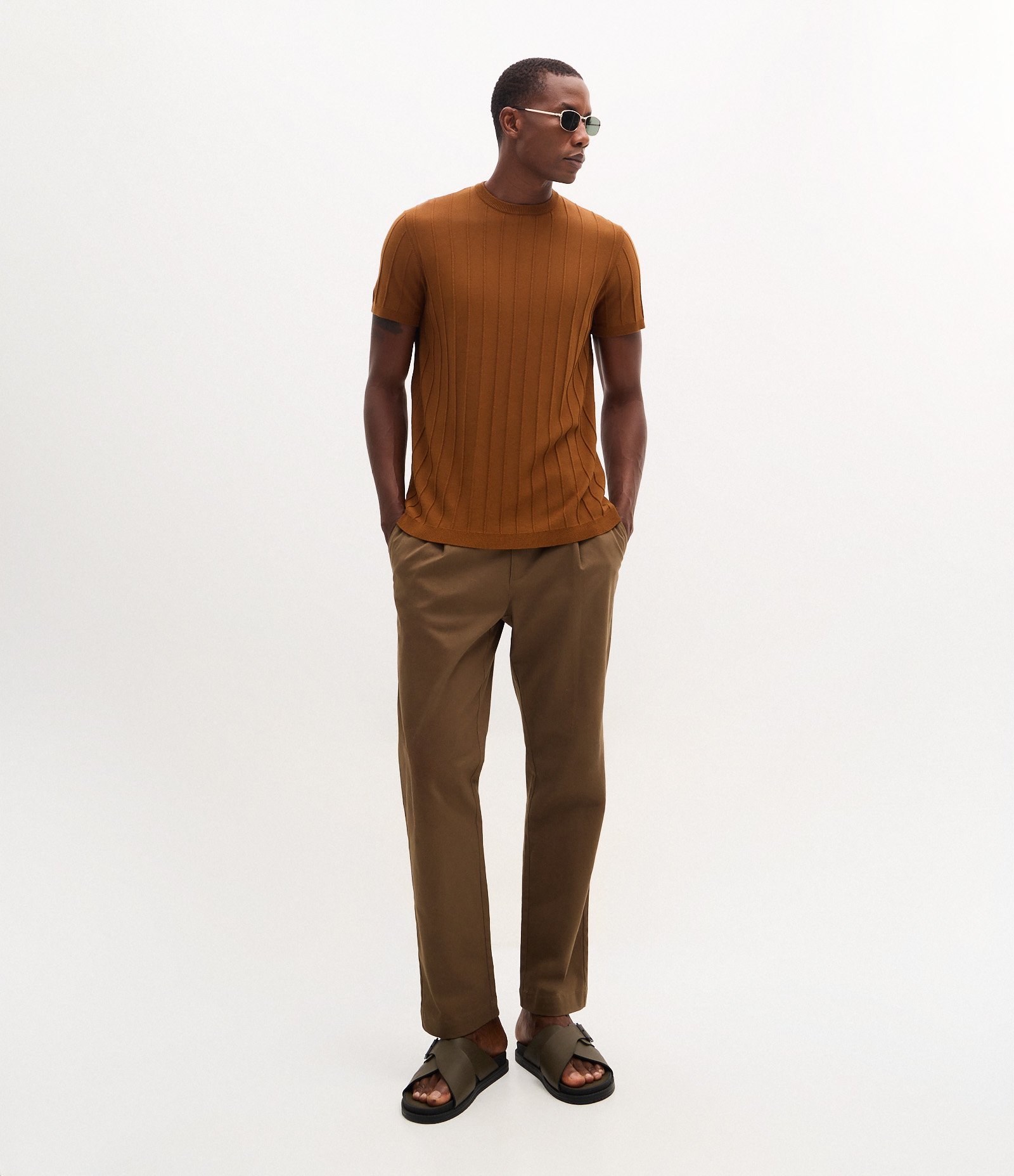 Camiseta Slim em Tricô com Relevos Verticais Marrom 2