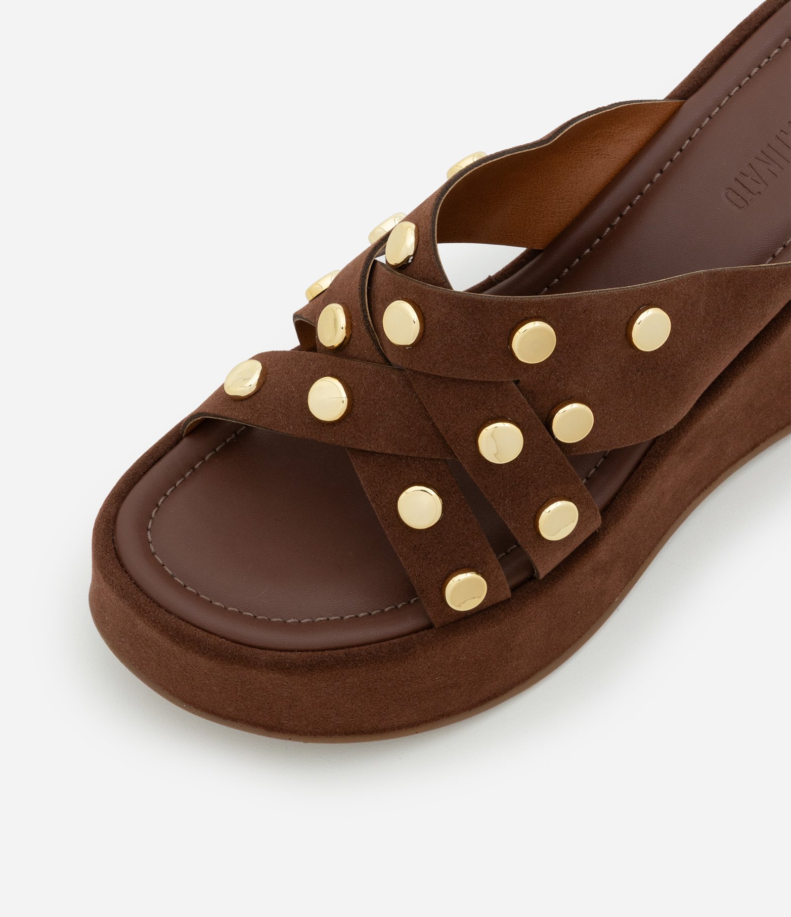 Sandália Flatform com Efeito Camurça e Tachas Marrom 3