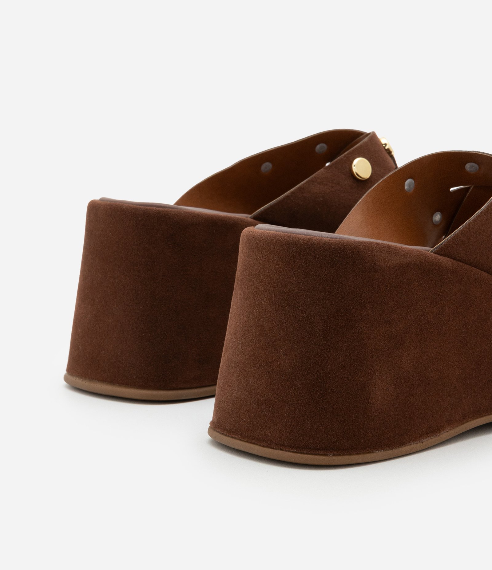 Sandália Flatform com Efeito Camurça e Tachas Marrom 4