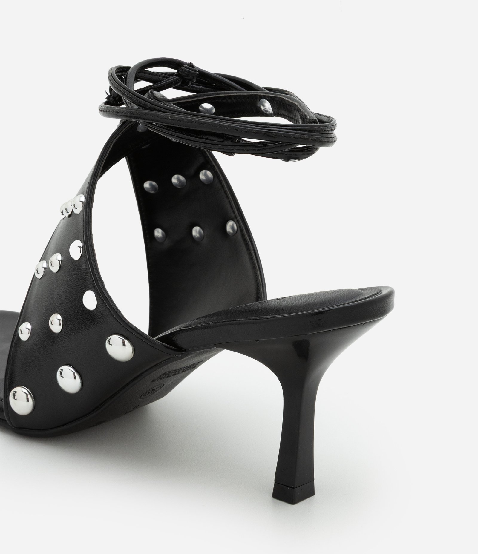 Sandália com Amarração e Studs Contrastante Preto 5