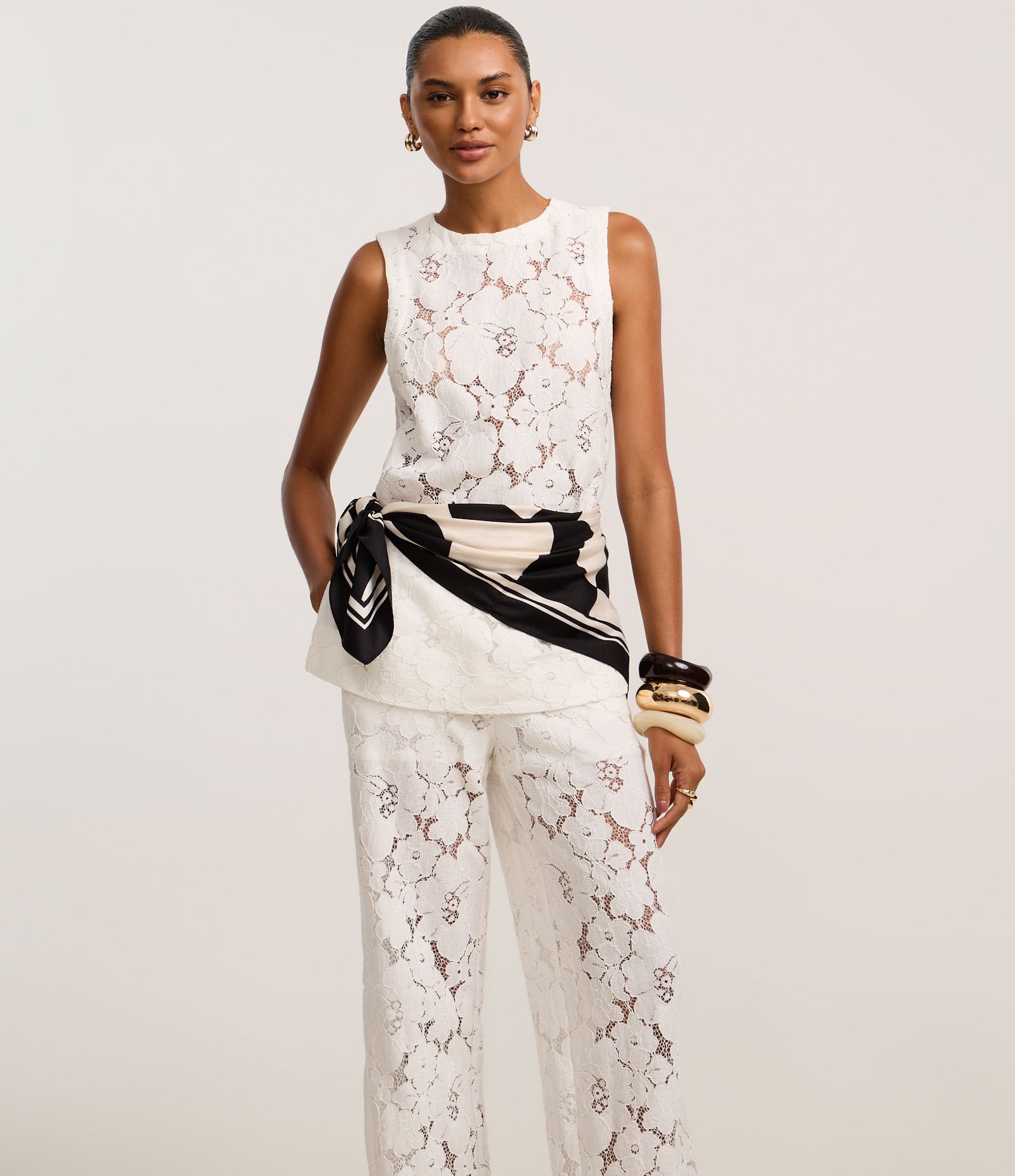 Calça Reta em Renda Floral com Forro Off White 2