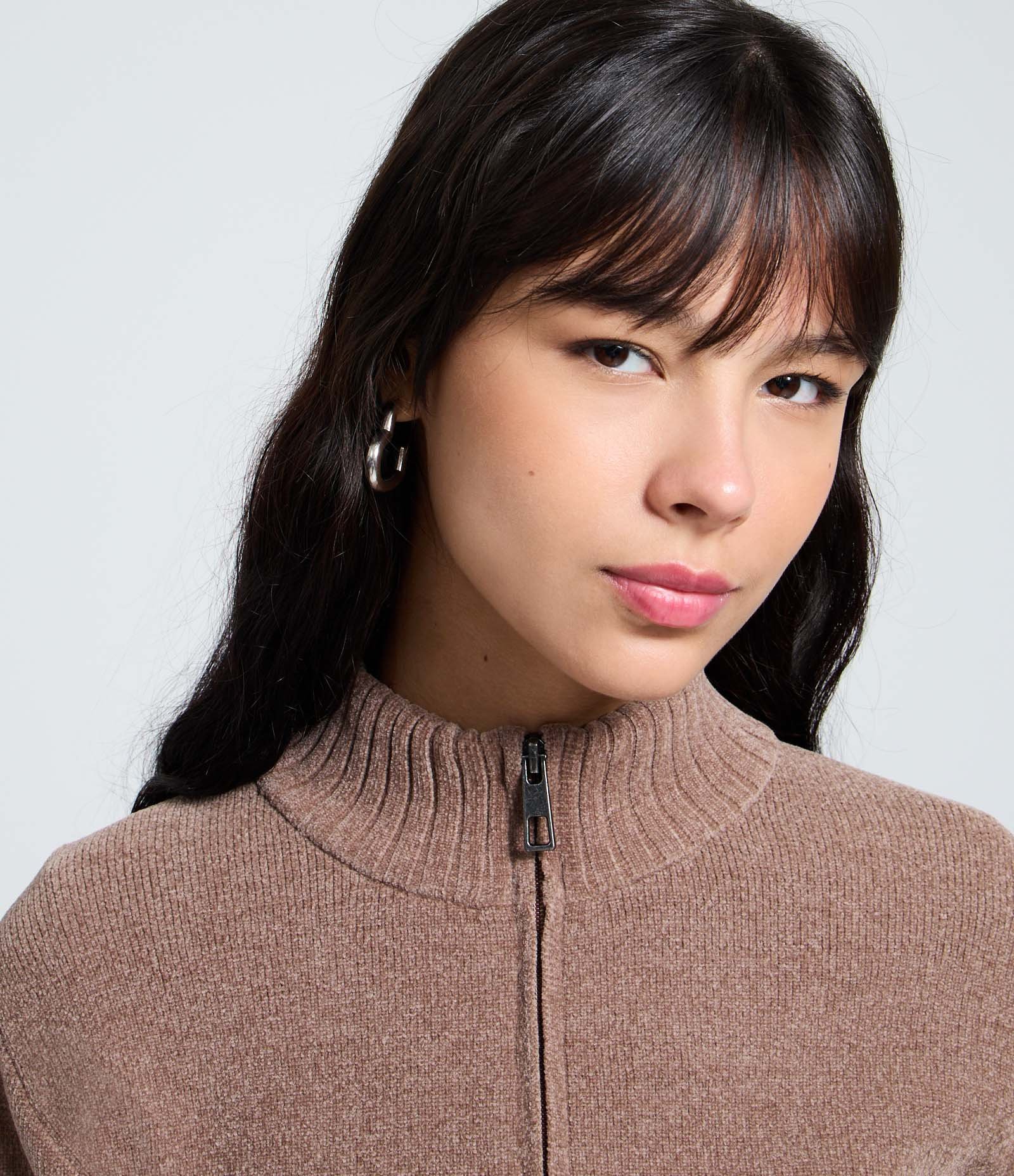 Casaco em Tricô com Zíper e Golinha Alta Marrom 3