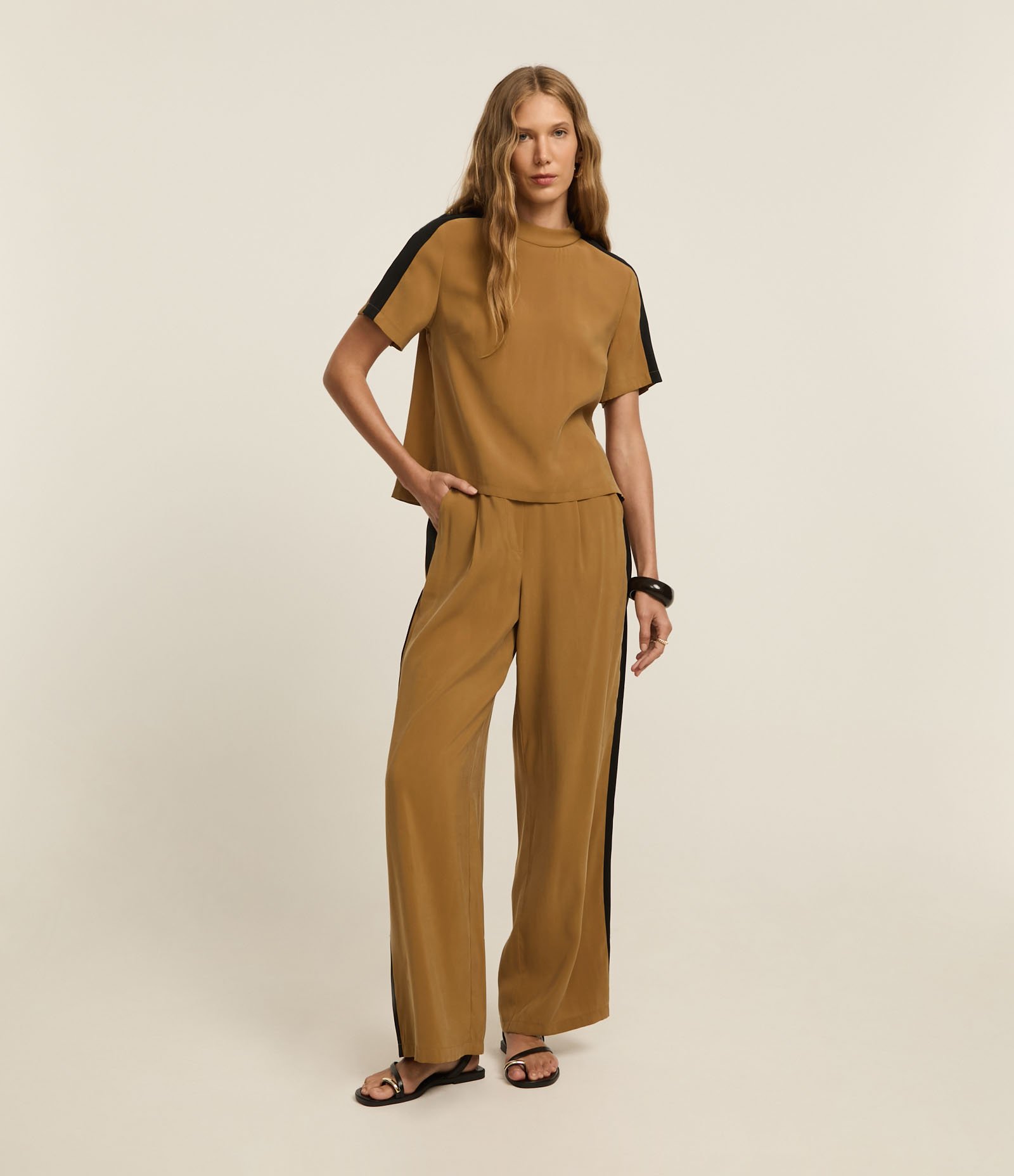 Blusa em Liocel com Gola Alta e Contraste na Manga Caramelo 2