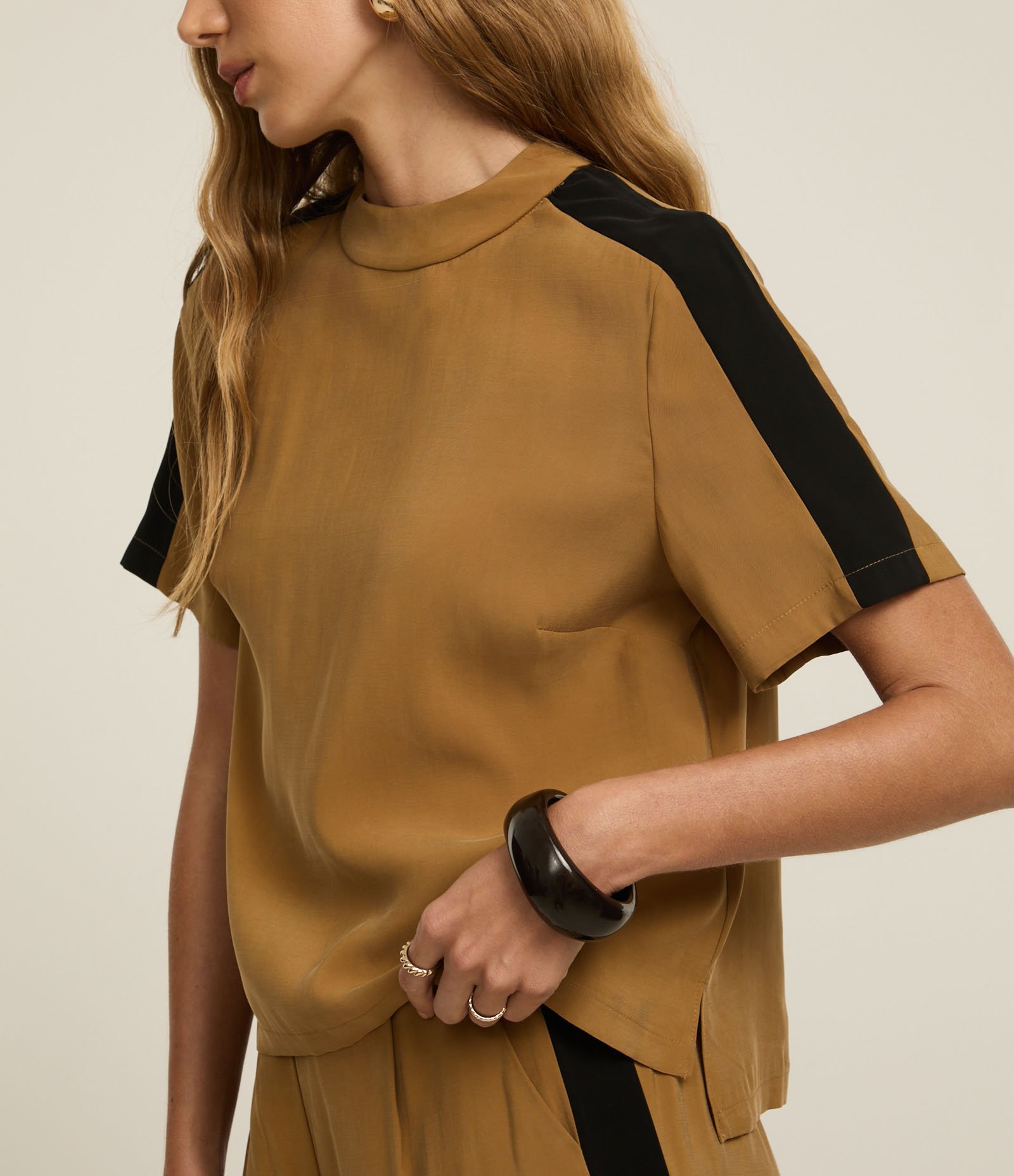 Blusa em Liocel com Gola Alta e Contraste na Manga Caramelo 3