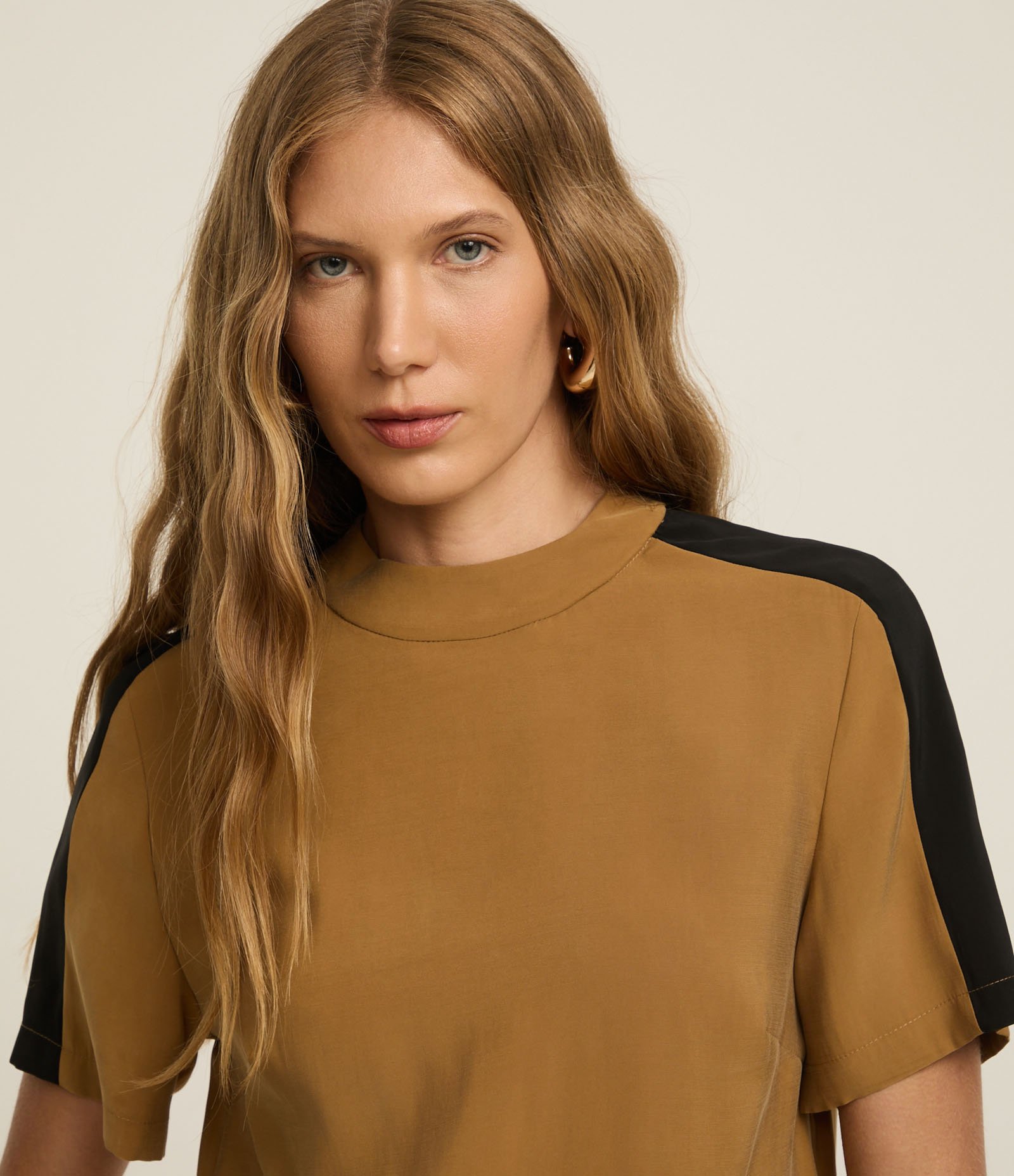 Blusa em Liocel com Gola Alta e Contraste na Manga Caramelo 4