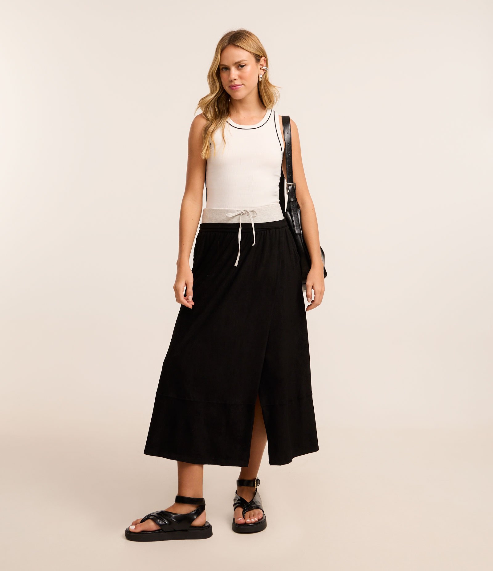 Saia Midi em Suede com Cós Contrastante Fenda Frontal e Bolso Cargo Preto 1