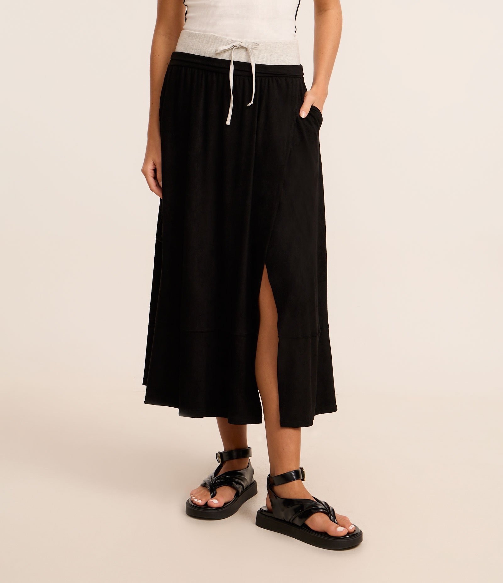 Saia Midi em Suede com Cós Contrastante Fenda Frontal e Bolso Cargo Preto 2