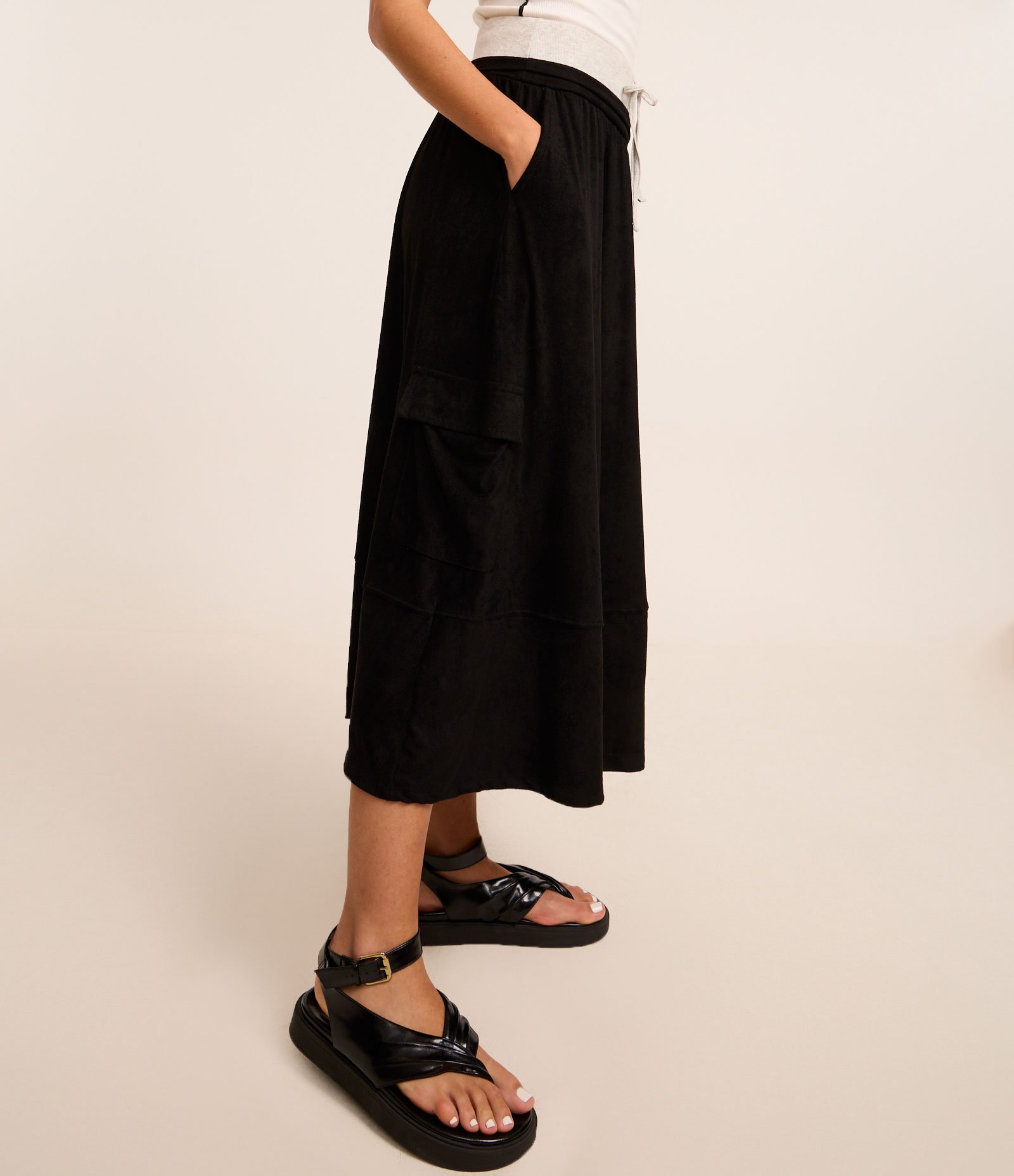 Saia Midi em Suede com Cós Contrastante Fenda Frontal e Bolso Cargo Preto 3