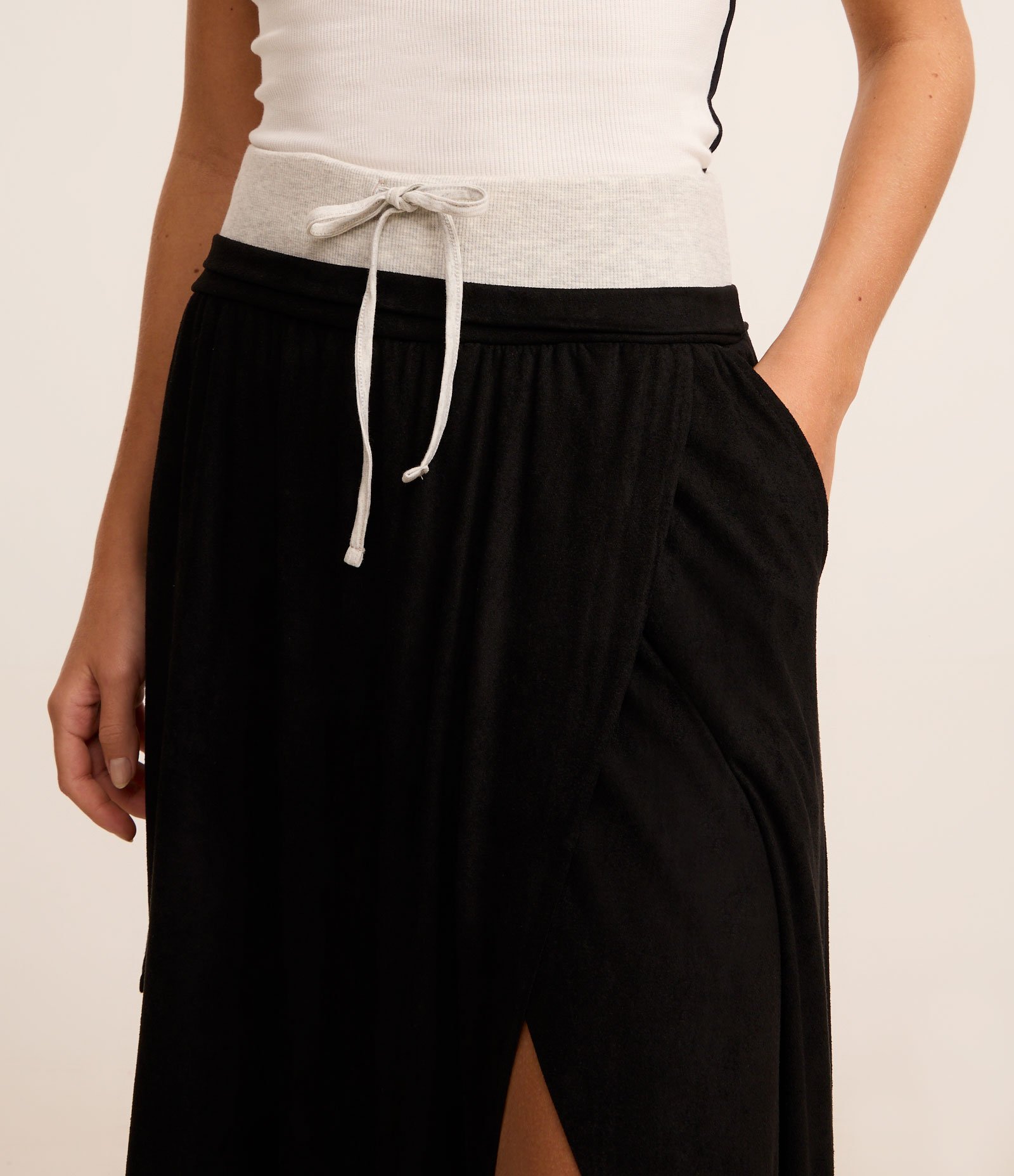 Saia Midi em Suede com Cós Contrastante Fenda Frontal e Bolso Cargo Preto 4