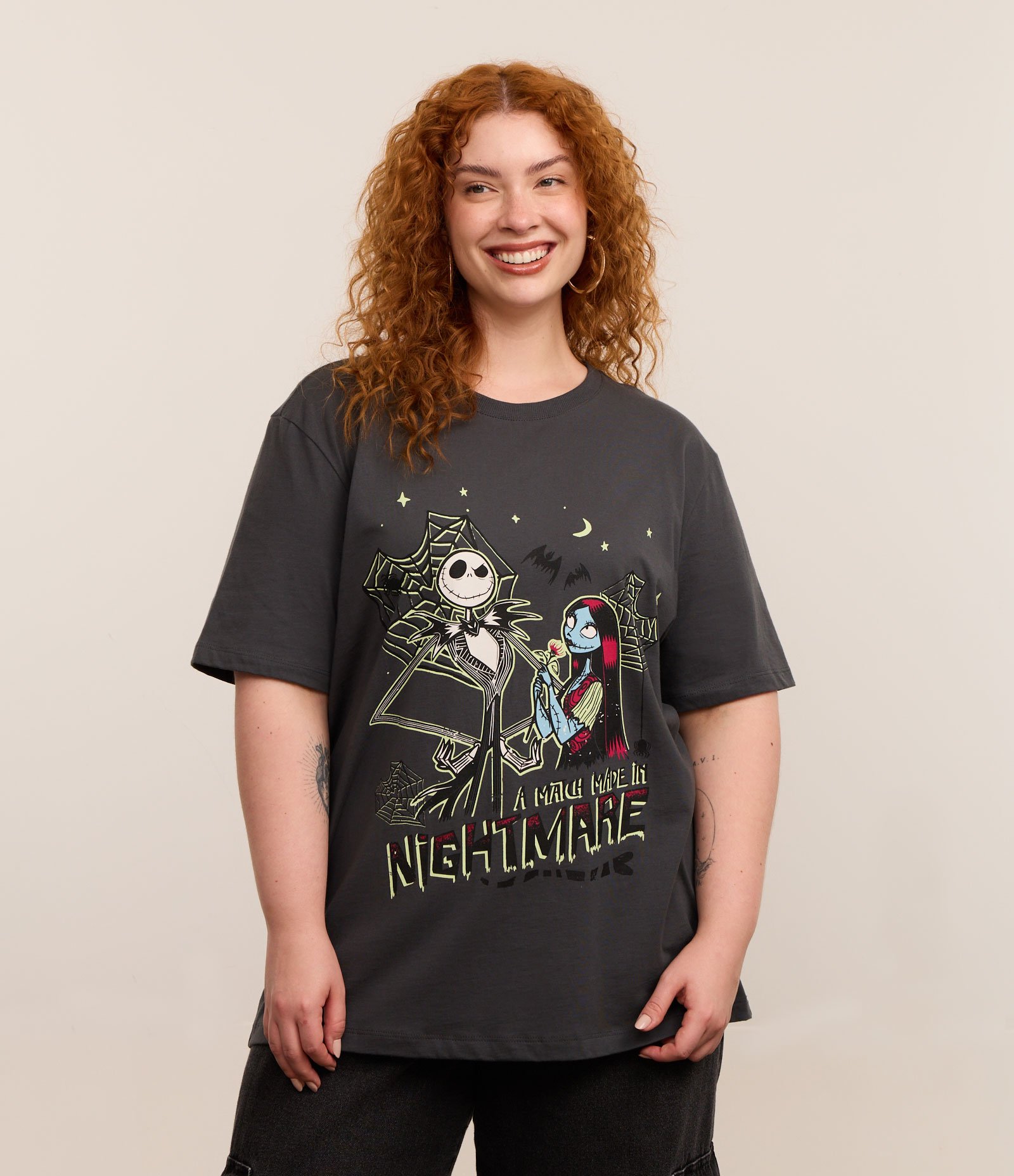 Camiseta Alongada Estonada com Estampa Nightmare Curve & Plus Size Cinza 1