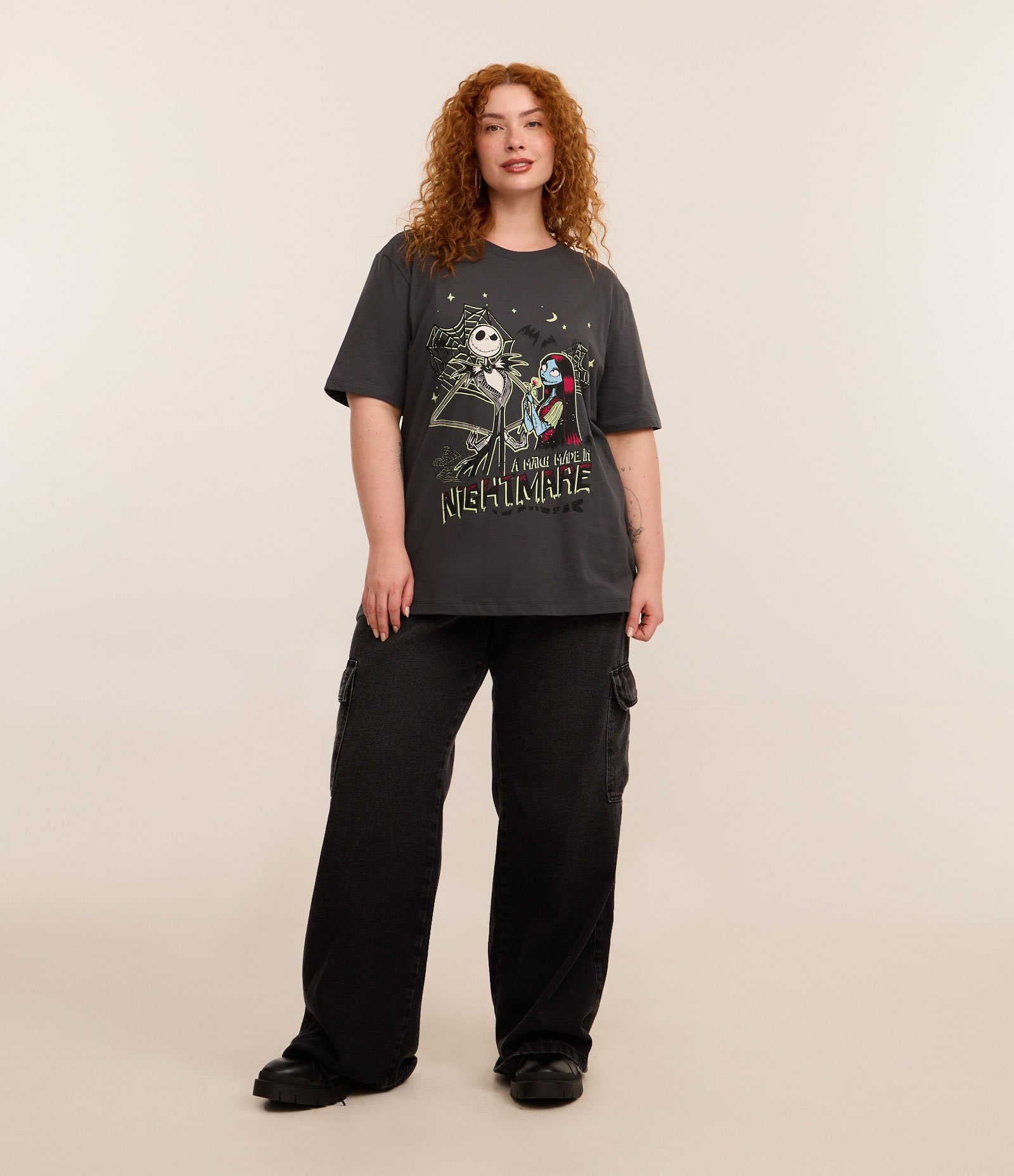 Camiseta Alongada Estonada com Estampa Nightmare Curve & Plus Size Cinza 2