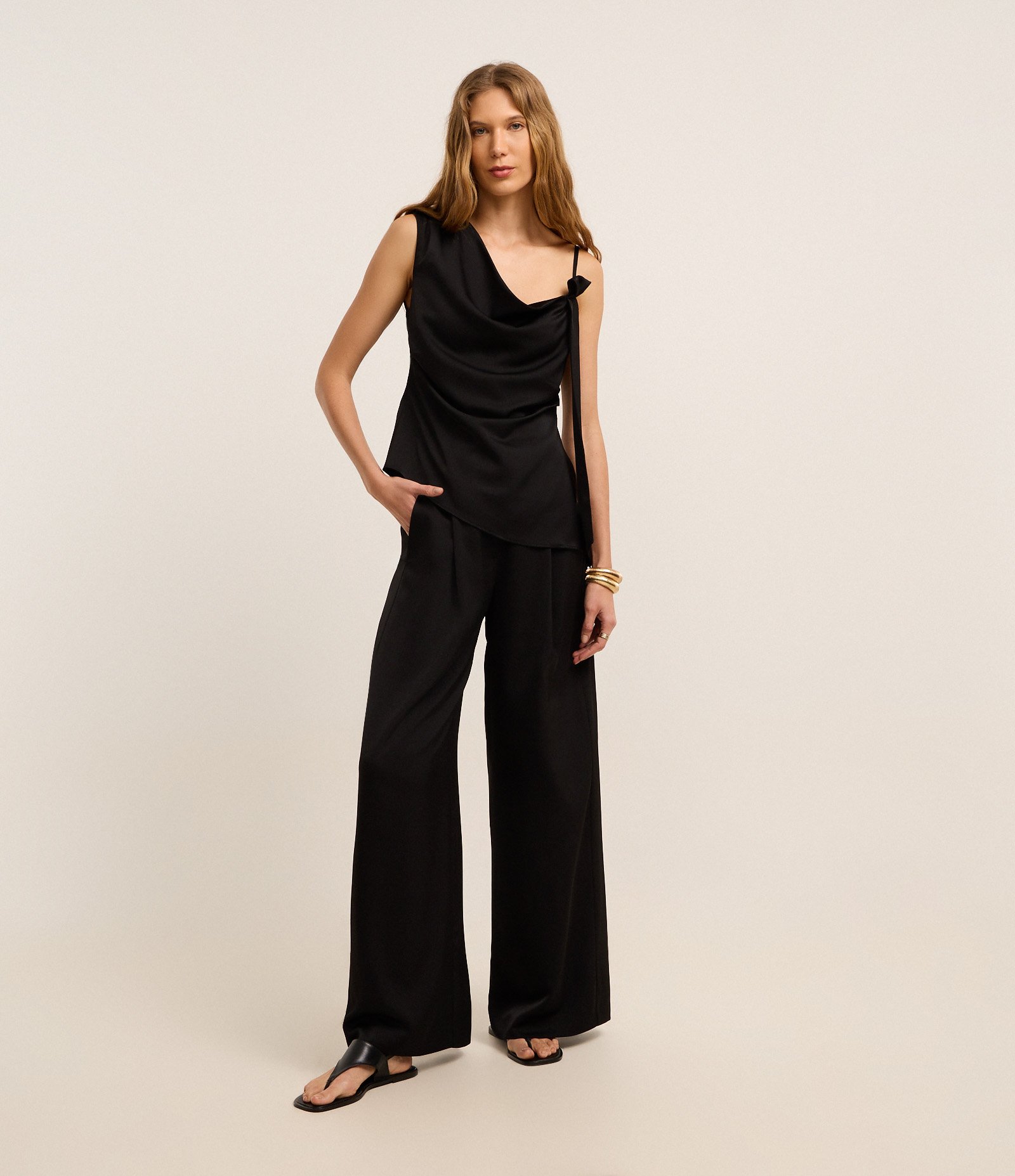 Blusa Túnica em Alfaiataria Acetinada com Ombro Único e Faixa Preto 2