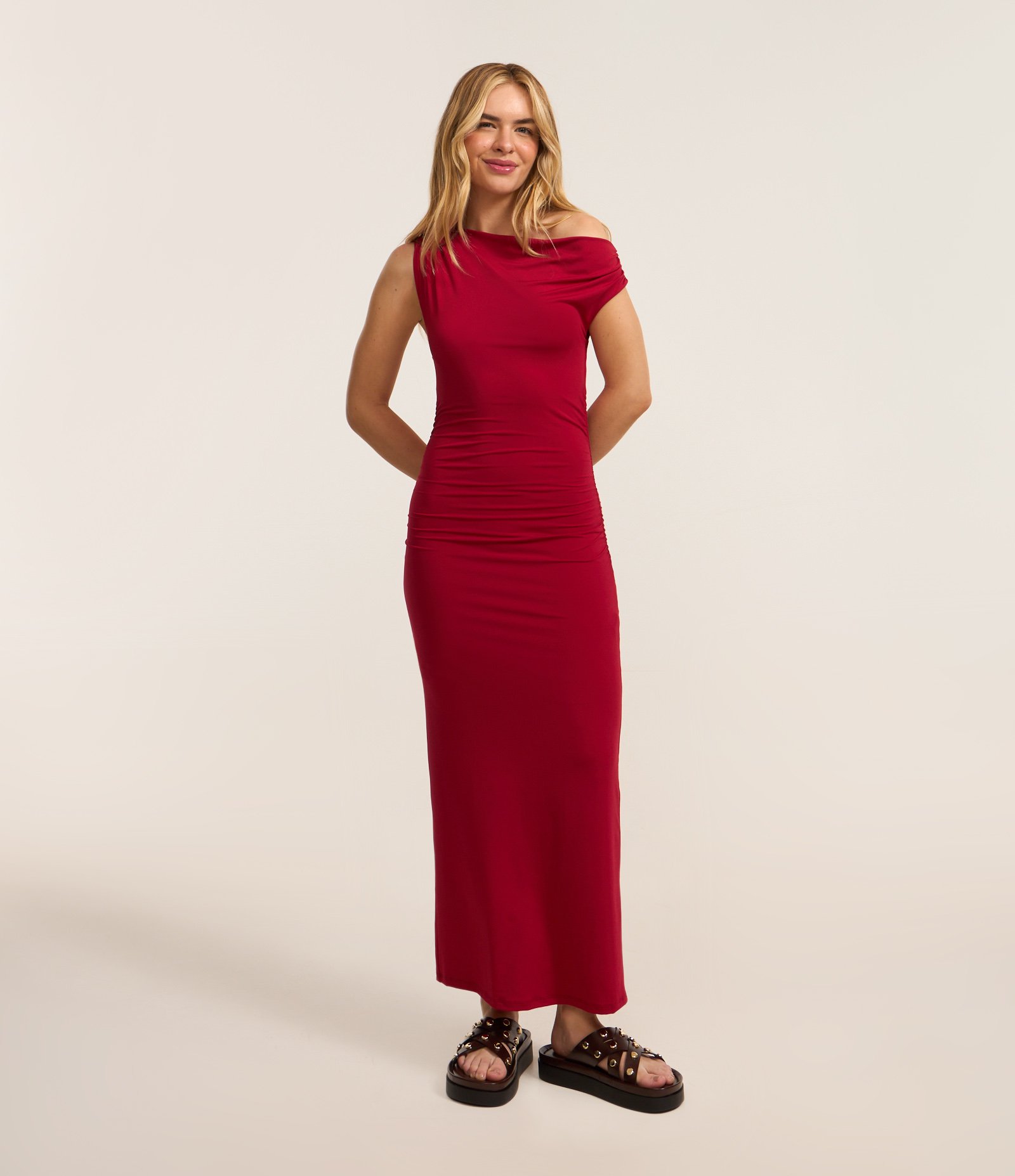 Vestido Midi Ombro a Ombro com Decote Assimétrico Vermelho 1