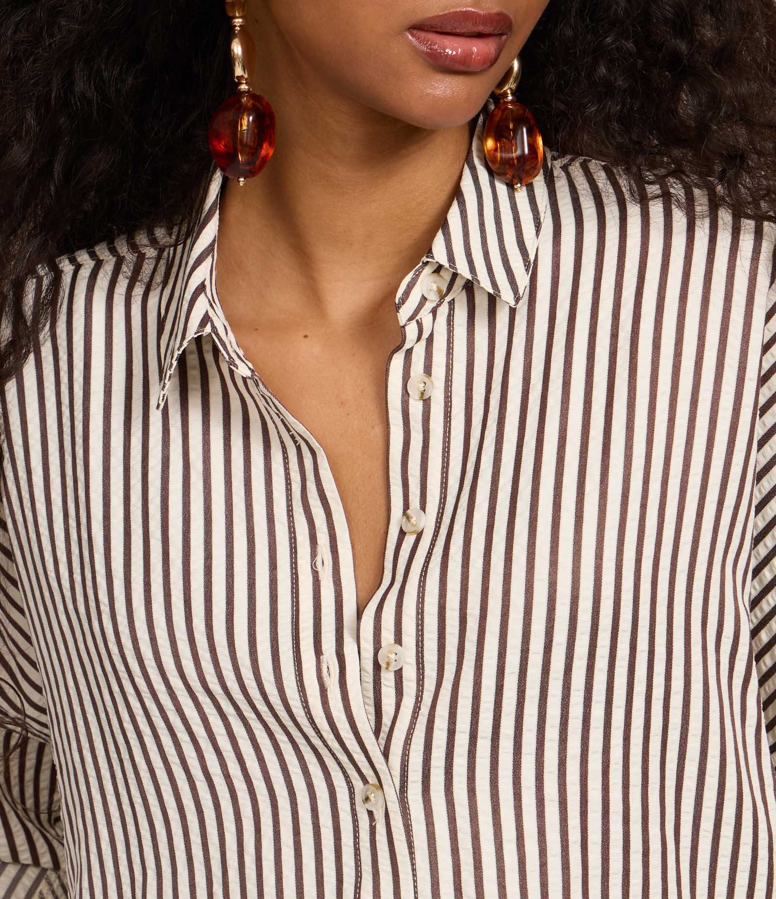 Camisa Amassadinha com Esta de Listras e Texturizada Marrom 4