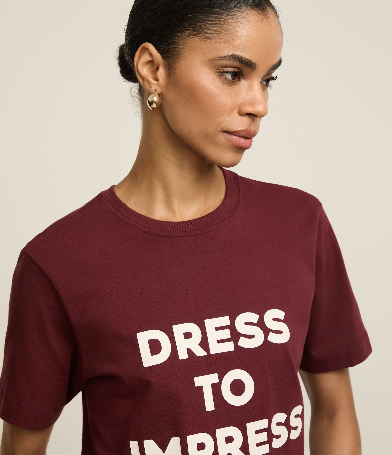 Camiseta em Algodão com Lettering Dress to Impress Vermelho Bordô 4