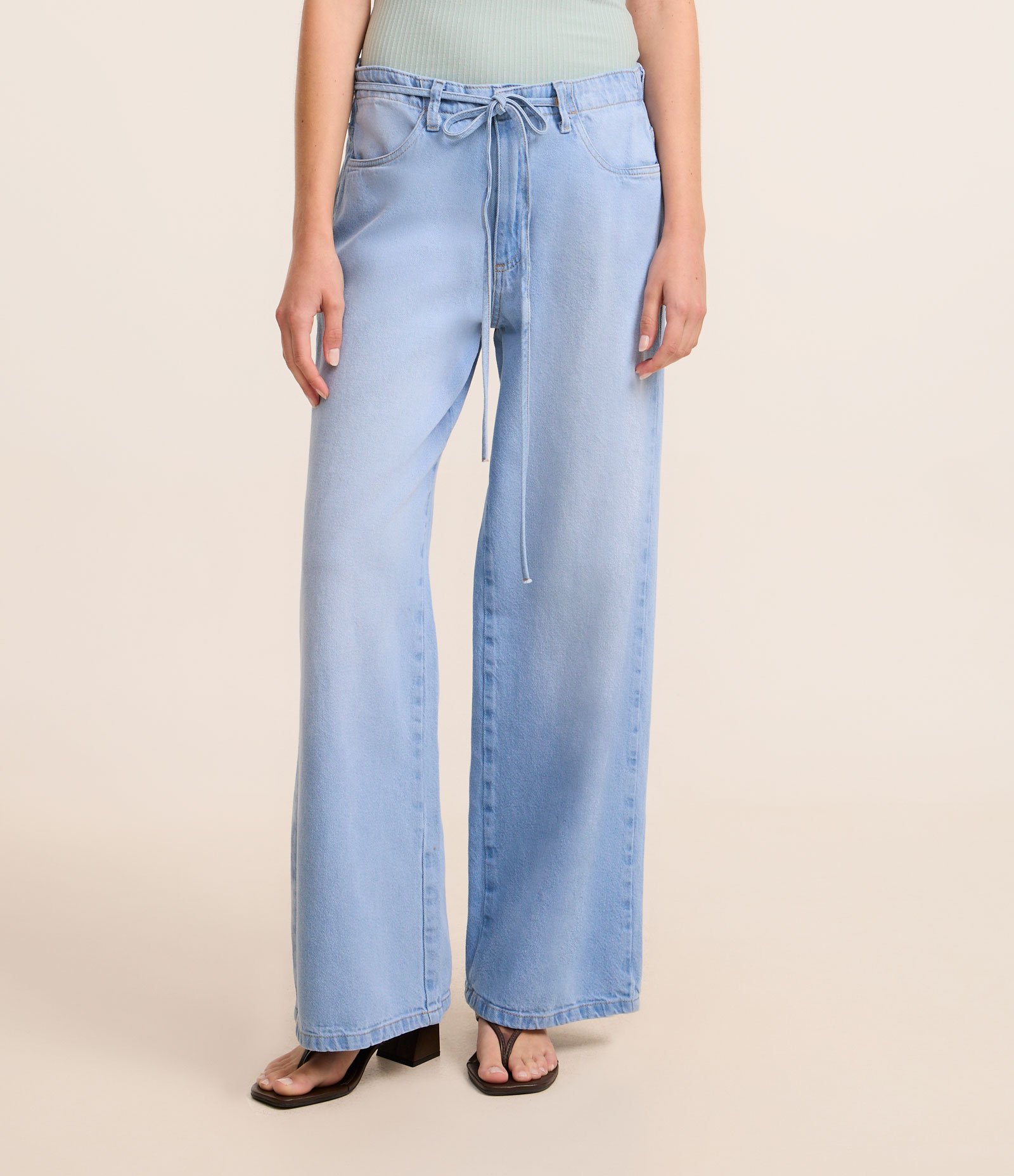 Calça Reta em Jeans com Cintura Baixa e Cinto de Amarração Azul 2