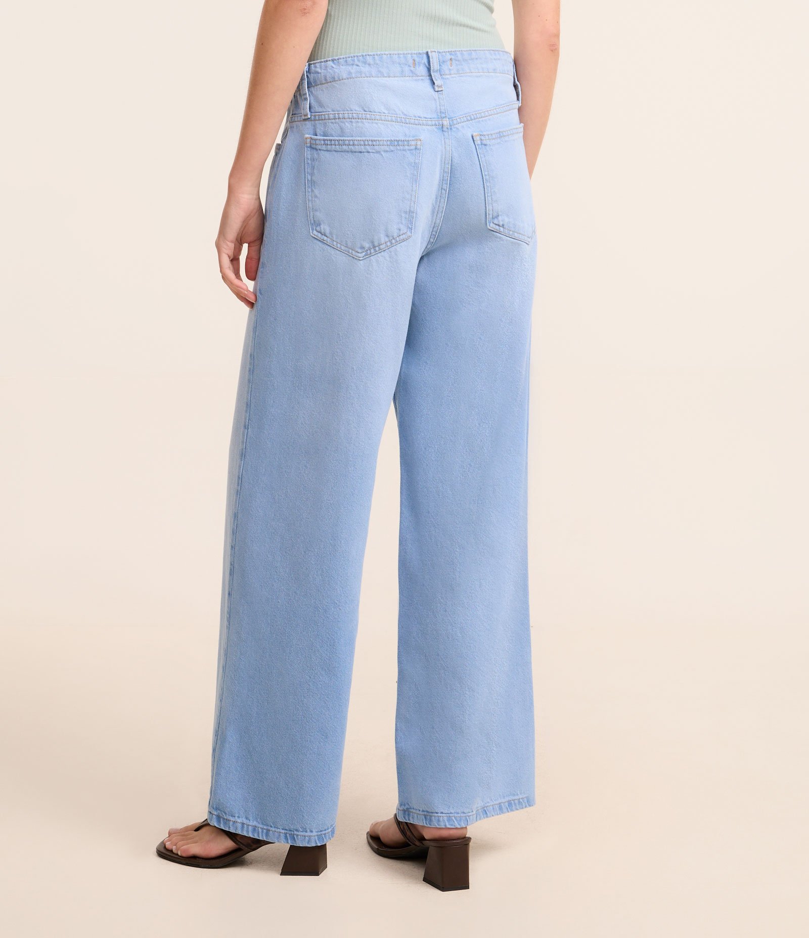 Calça Reta em Jeans com Cintura Baixa e Cinto de Amarração Azul 4