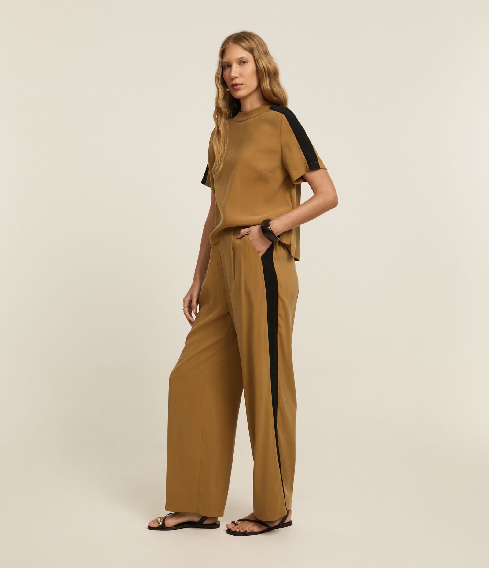 Calça Reta em Liocel com Contraste na Lateral Caramelo 2