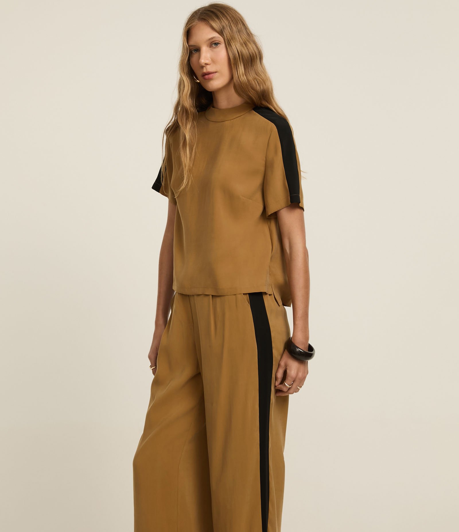 Calça Reta em Liocel com Contraste na Lateral Caramelo 3