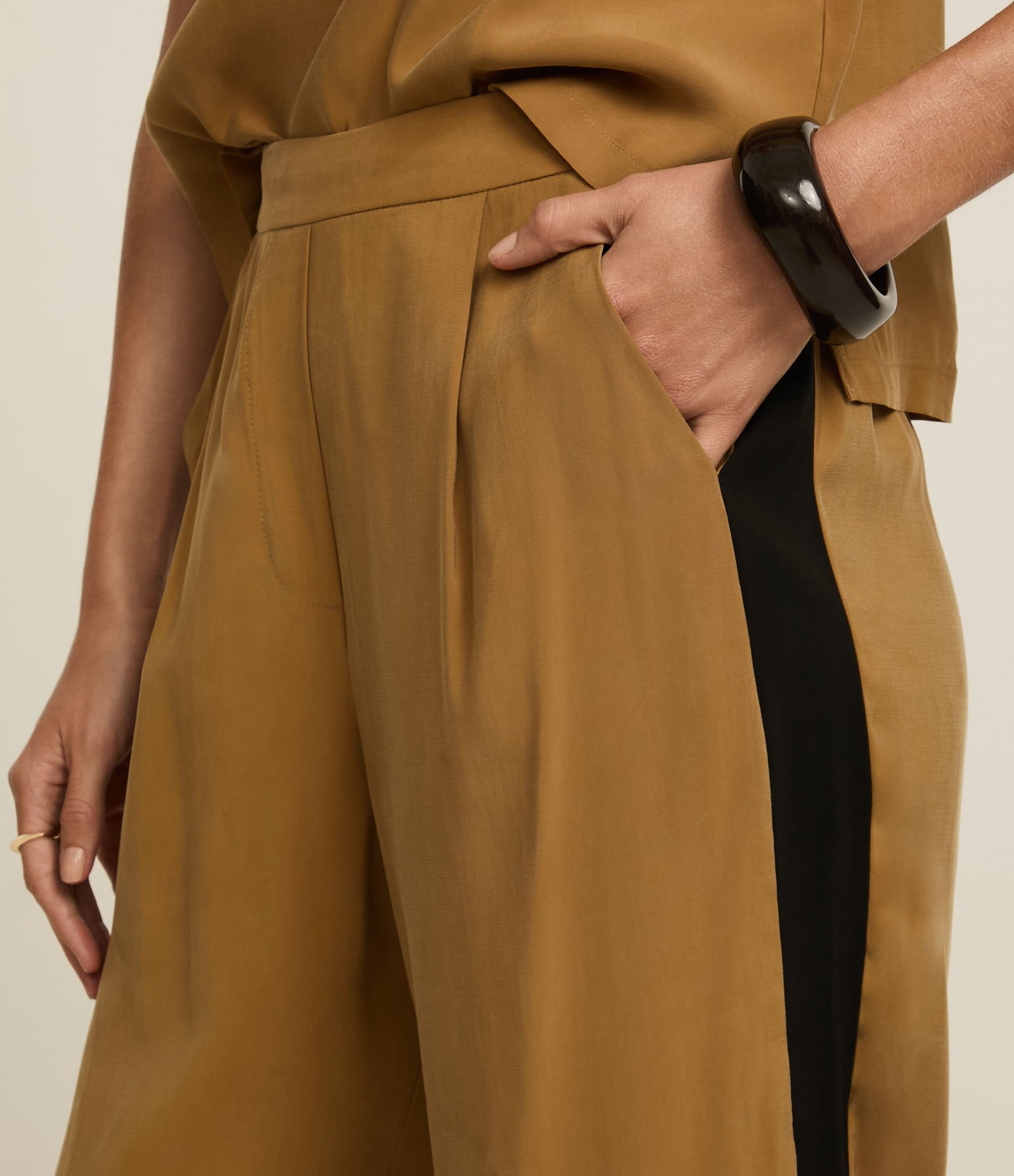 Calça Reta em Liocel com Contraste na Lateral Caramelo 4