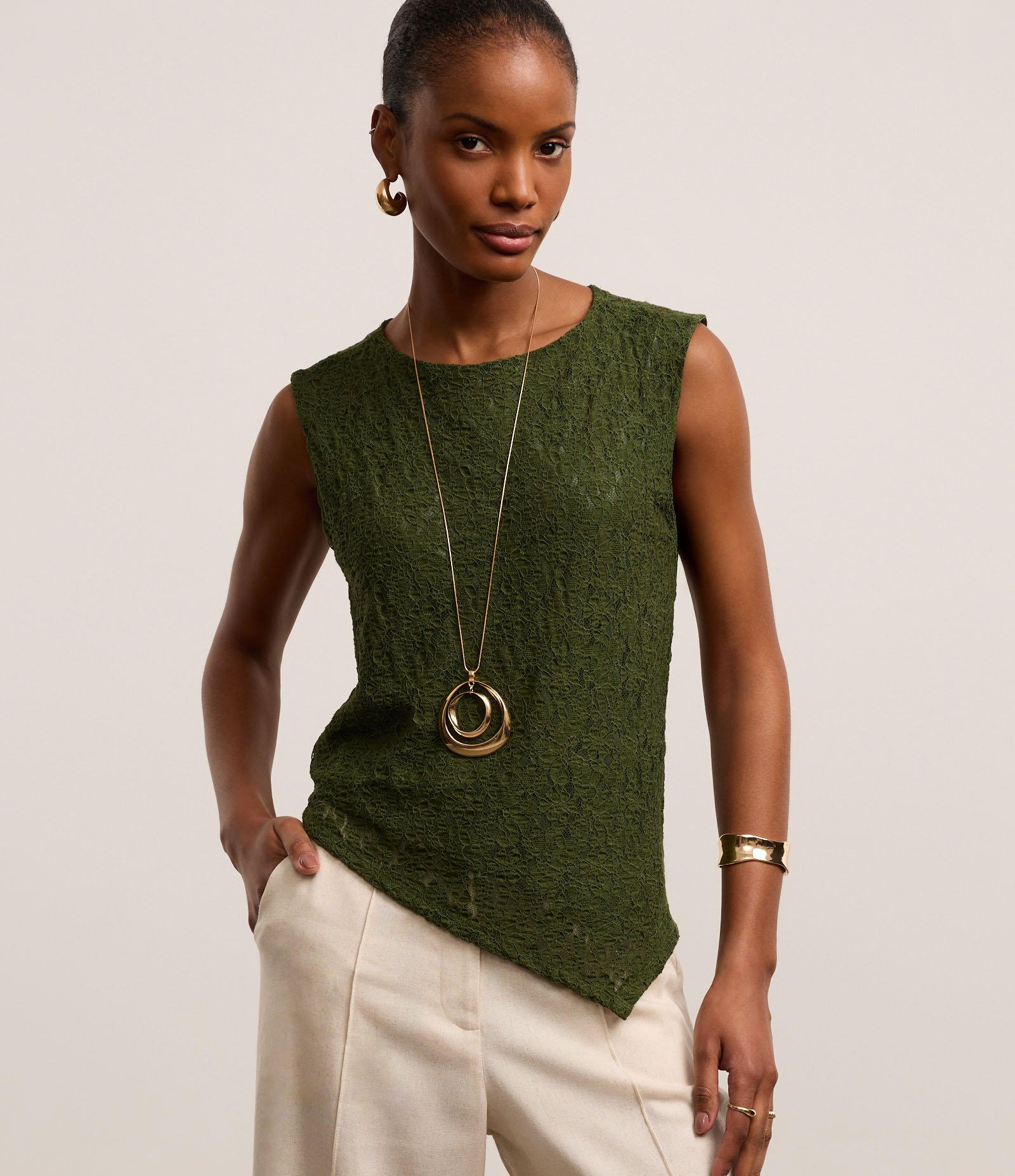 Blusa em Renda com Barra Assimétrica e Gola Redonda Verde 1