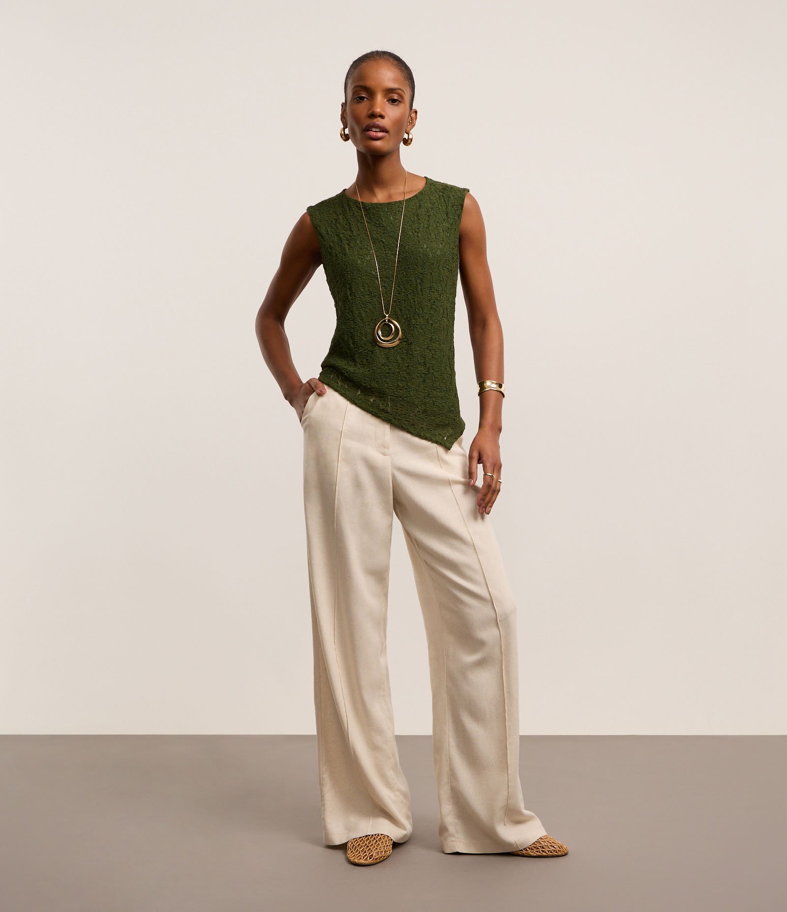 Blusa em Renda com Barra Assimétrica e Gola Redonda Verde 2