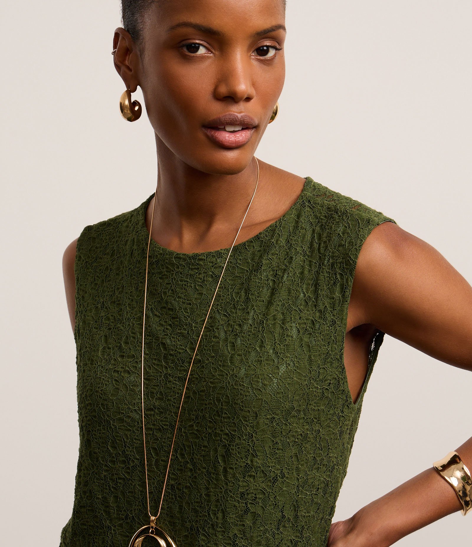 Blusa em Renda com Barra Assimétrica e Gola Redonda Verde 3