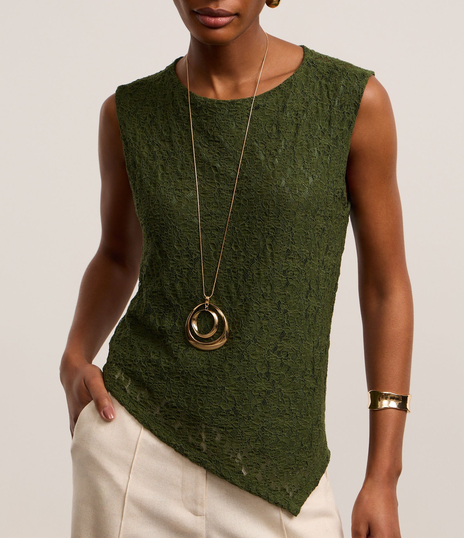 Blusa em Renda com Barra Assimétrica e Gola Redonda Verde 4