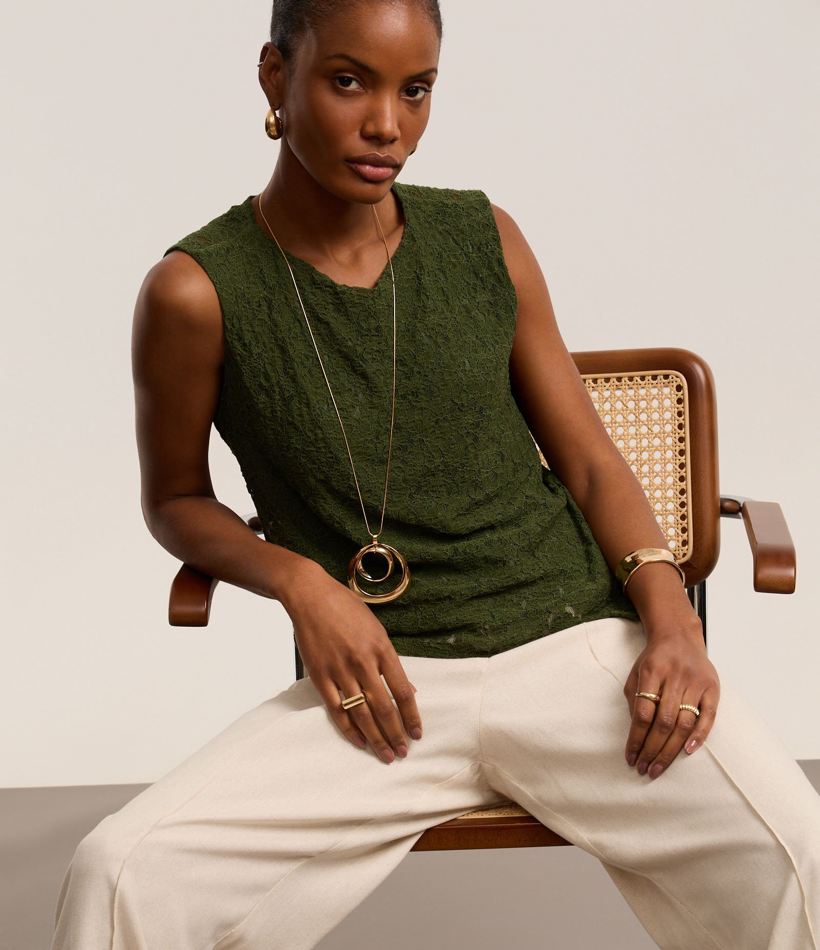 Blusa em Renda com Barra Assimétrica e Gola Redonda Verde 5